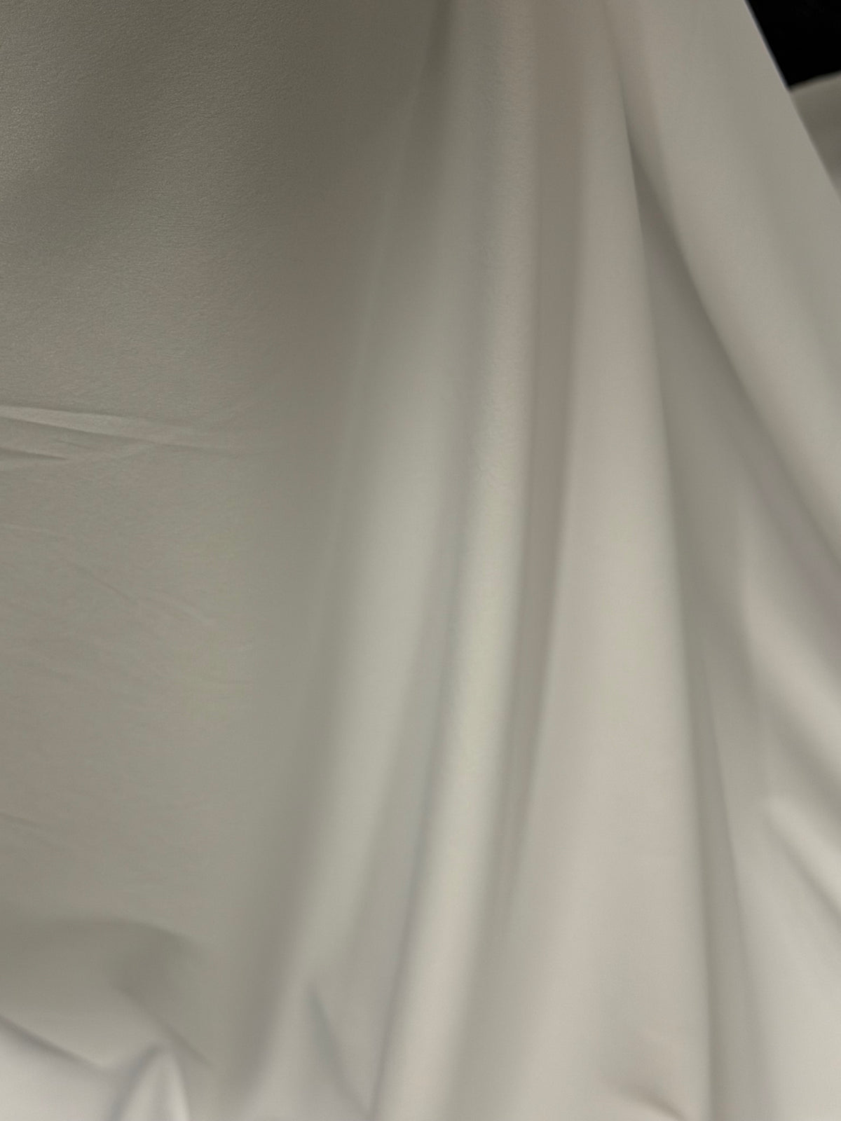 Weißer Polyester-Stretch-Krepp – Compassion