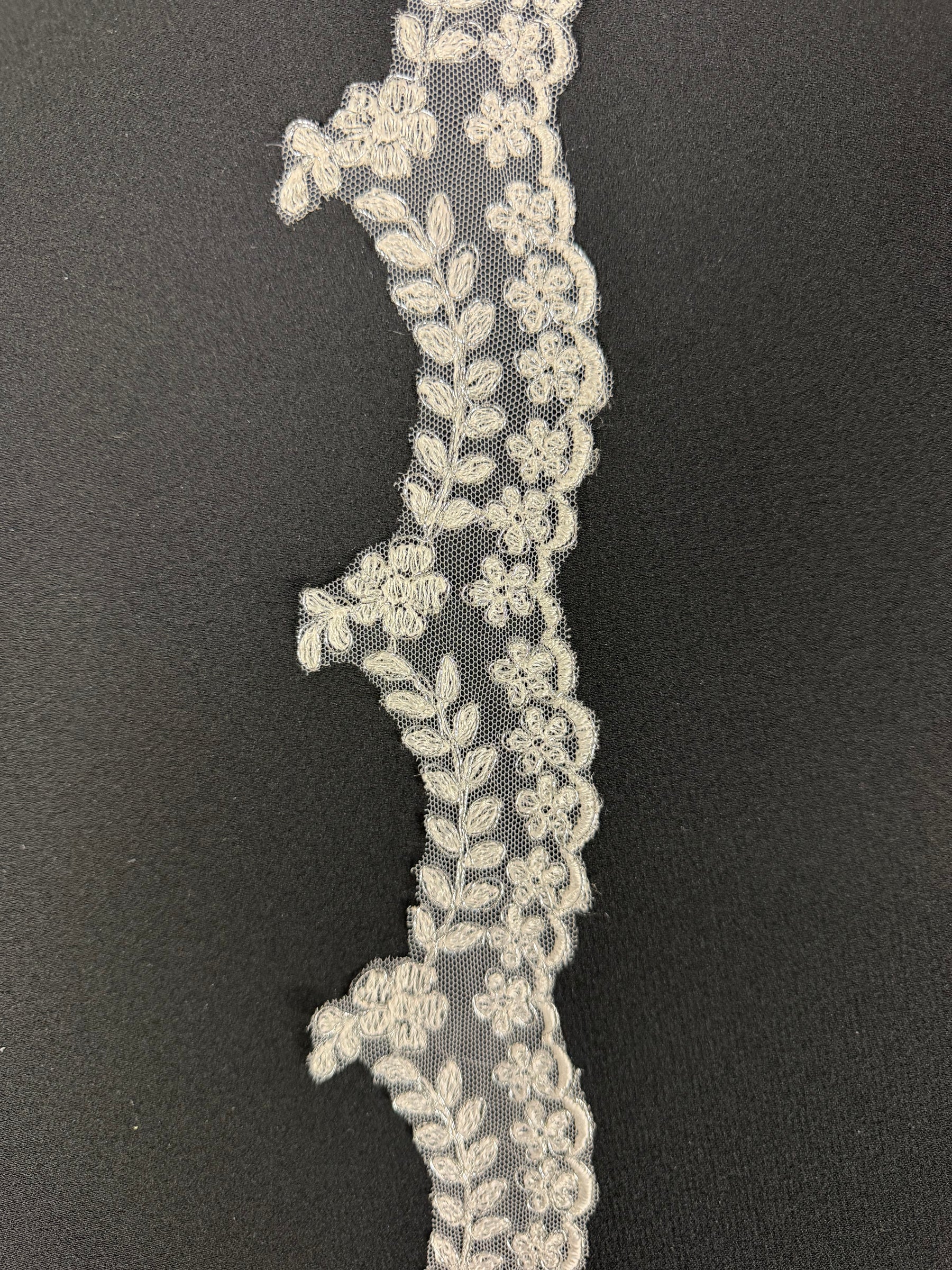 Elfenbein/Silber bestickte Kante - T35