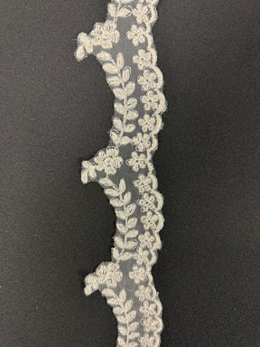 Elfenbein/Silber bestickte Kante - T35