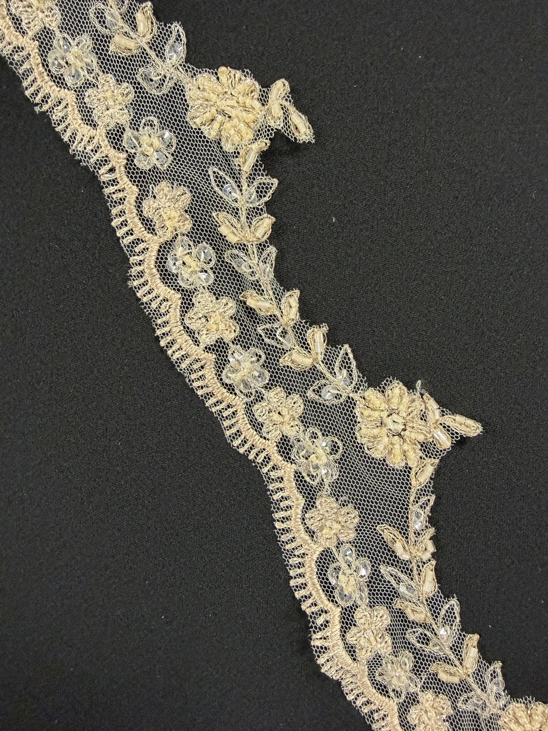 Elfenbein/Champagner/Gold Spitzenborte - T52