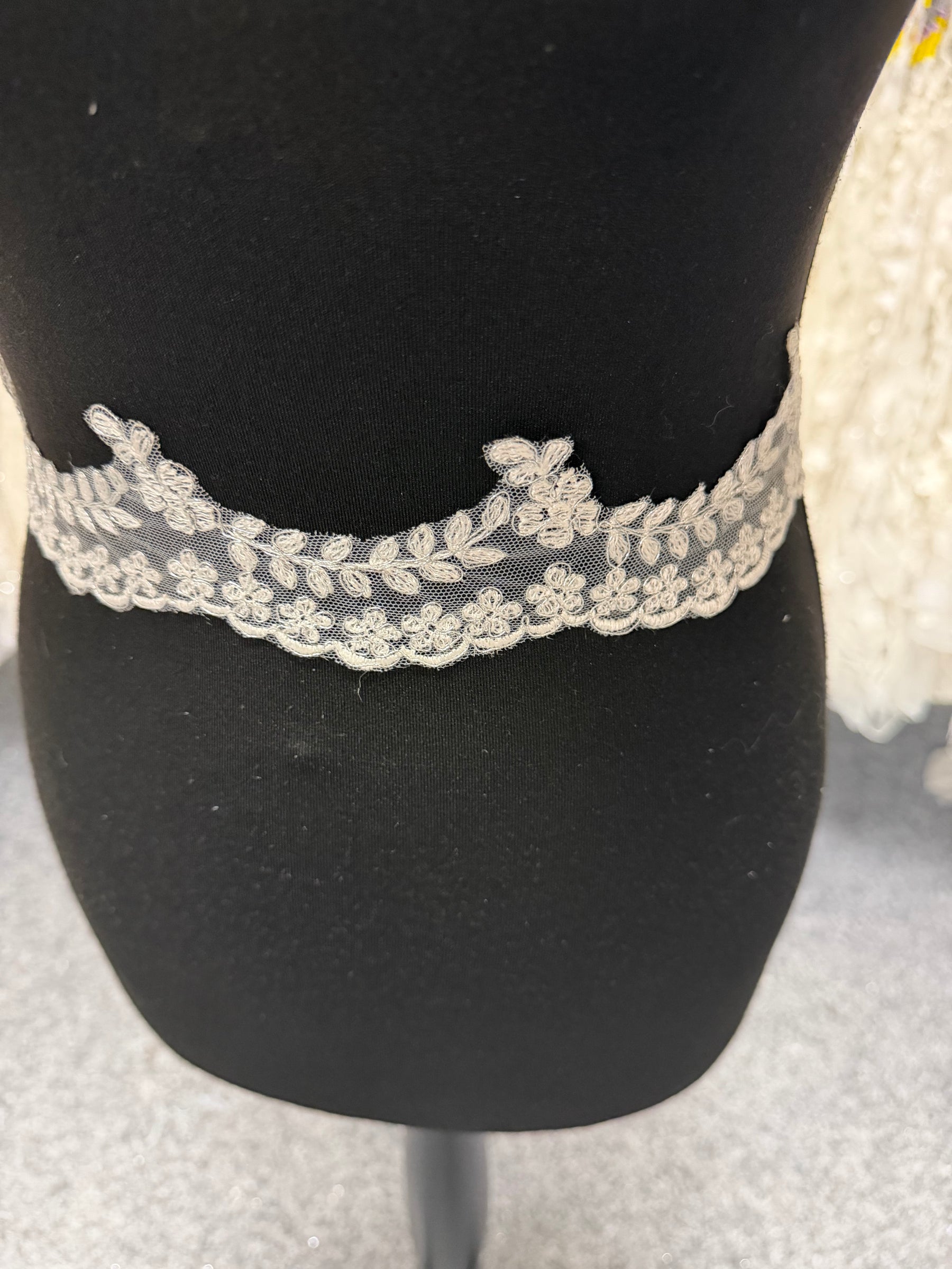 Elfenbein/Silber bestickte Kante - T35