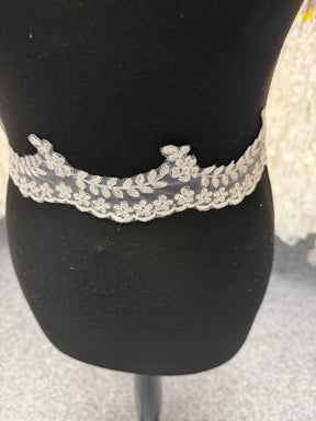 Elfenbein/Silber bestickte Kante - T35