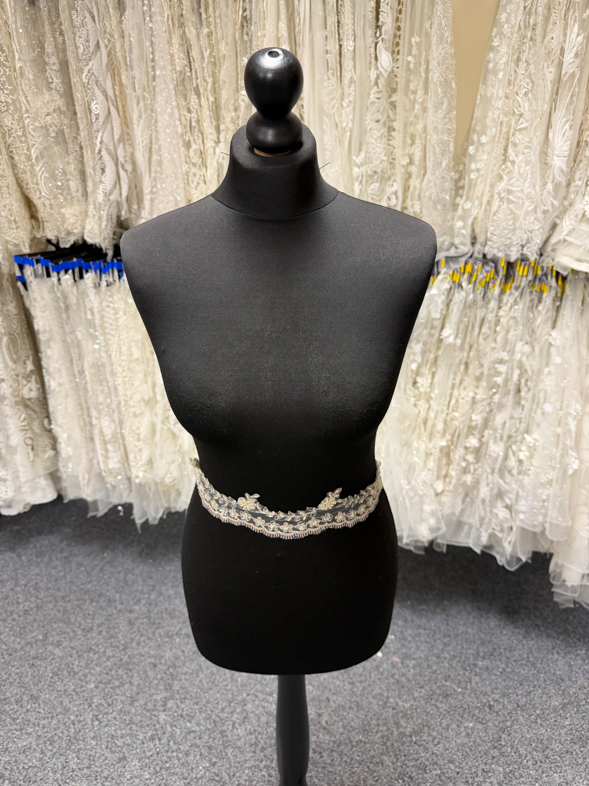 Elfenbein/Champagner/Gold Spitzenborte - T52