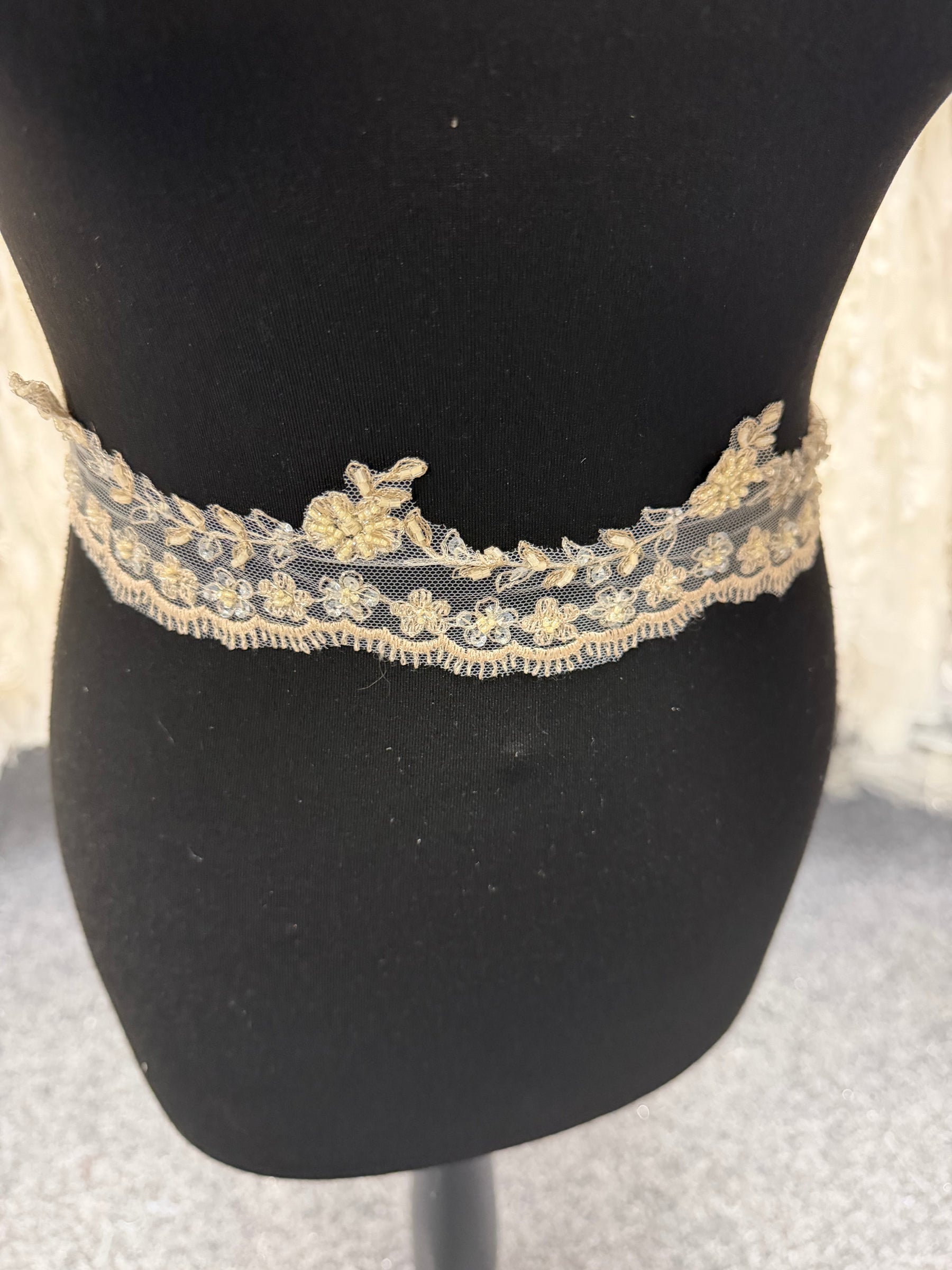 Elfenbein/Champagner/Gold Spitzenborte - T52