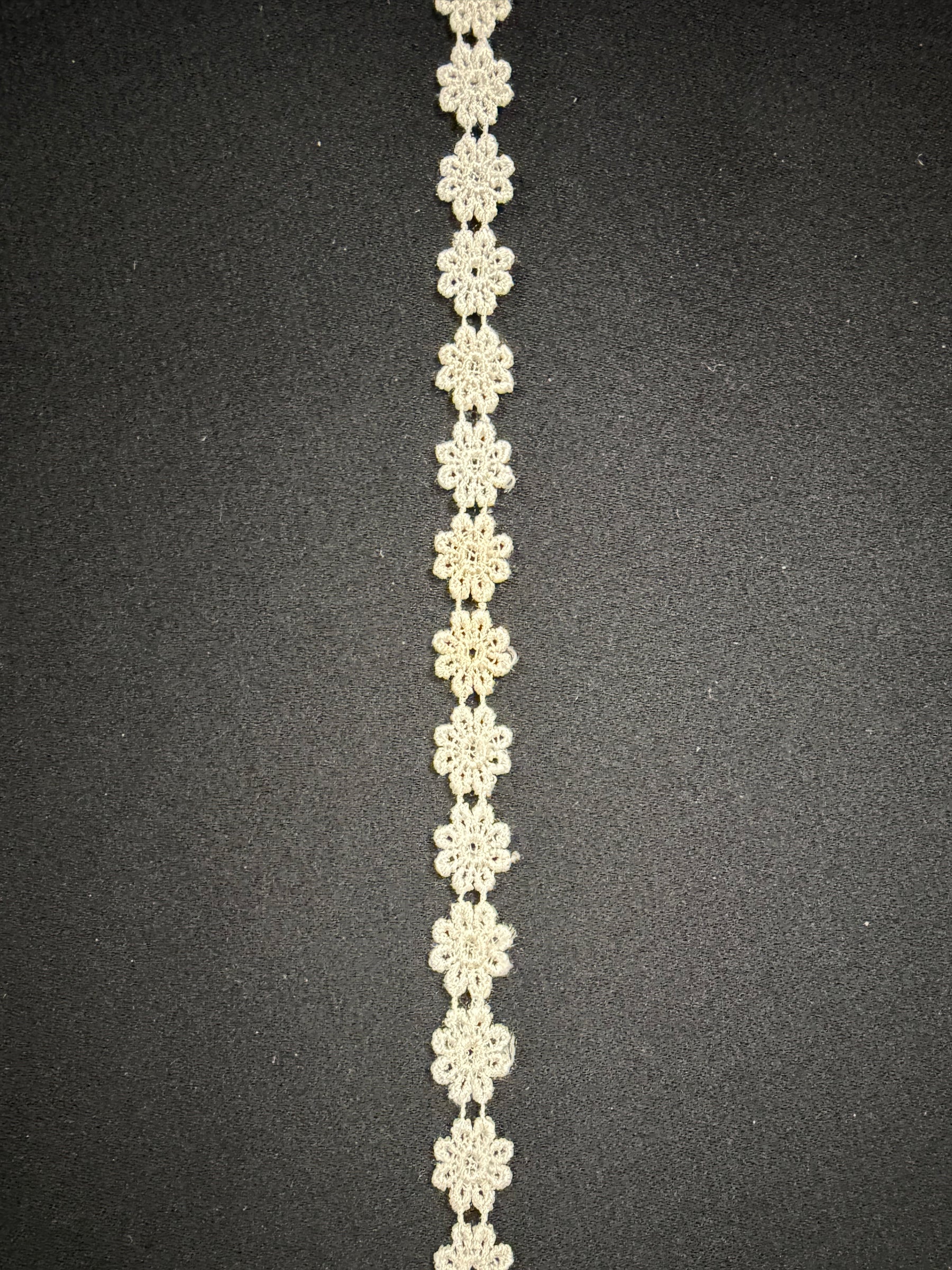 Elfenbeinfarbene bestickte Borte - T56