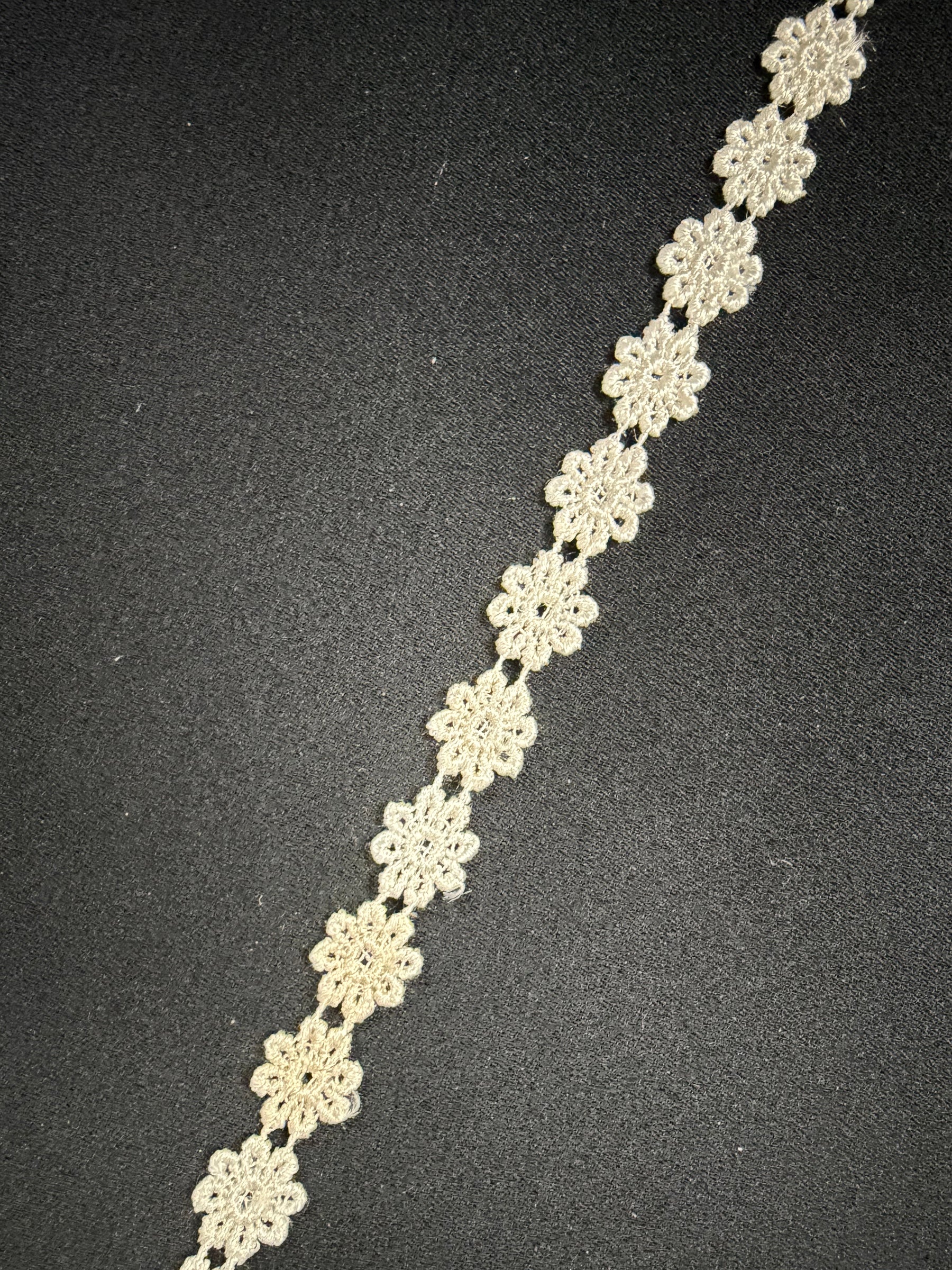 Elfenbeinfarbene bestickte Borte - T56
