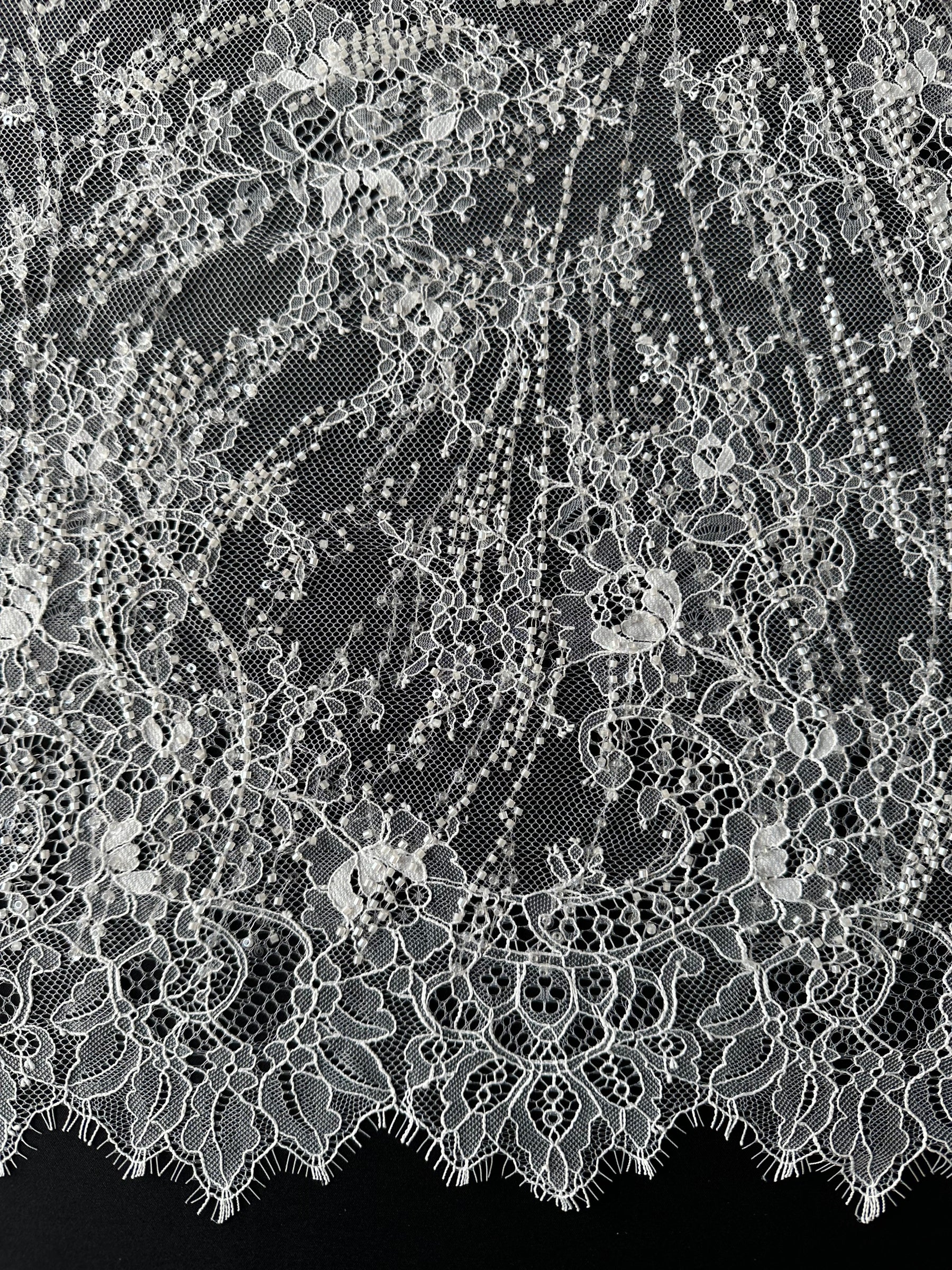 Elfenbeinfarbene Kordel- und Paillettenspitze - Cappie