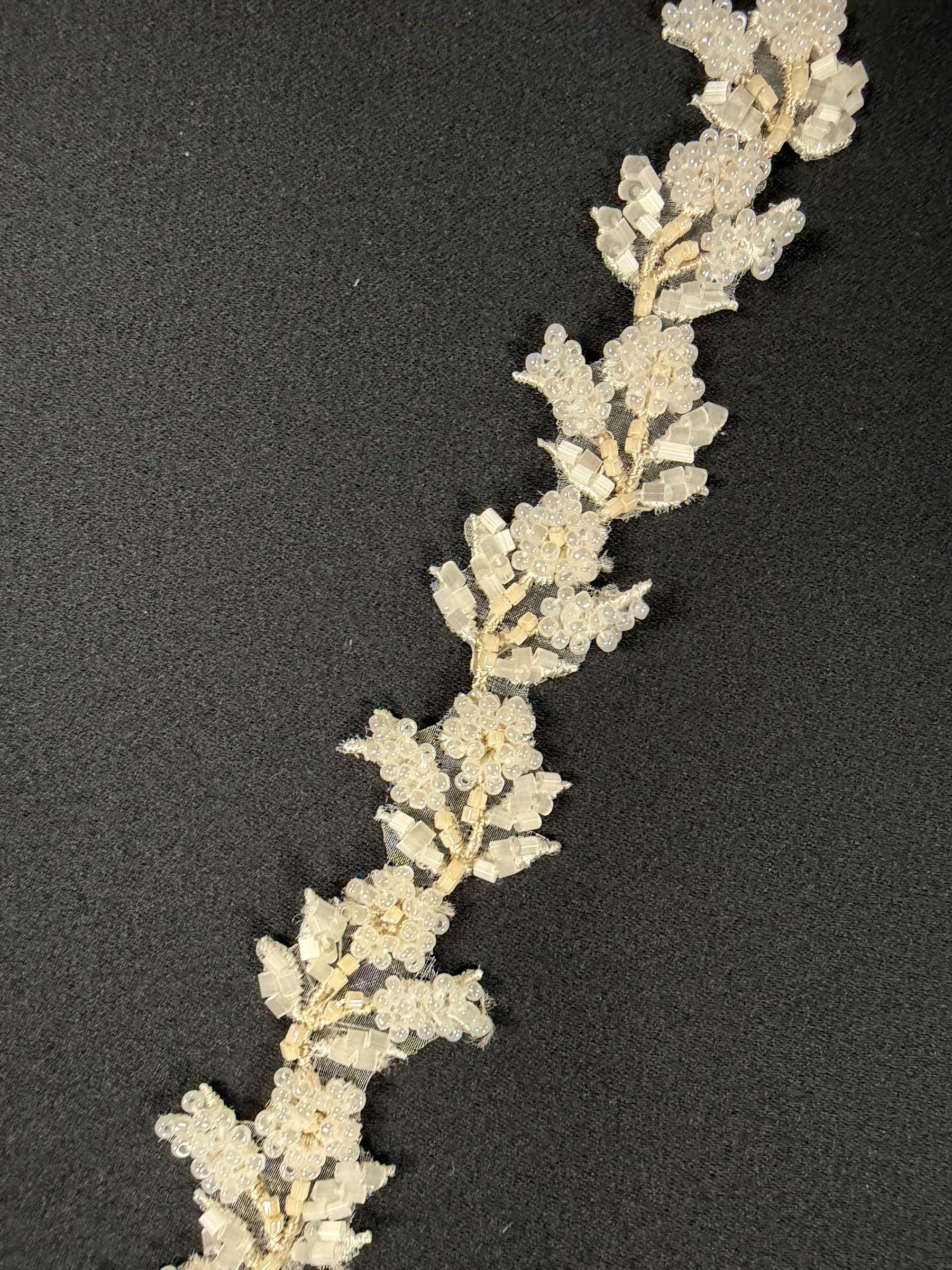 Elfenbein-/Champagnerfarbene Perlenkante – T6