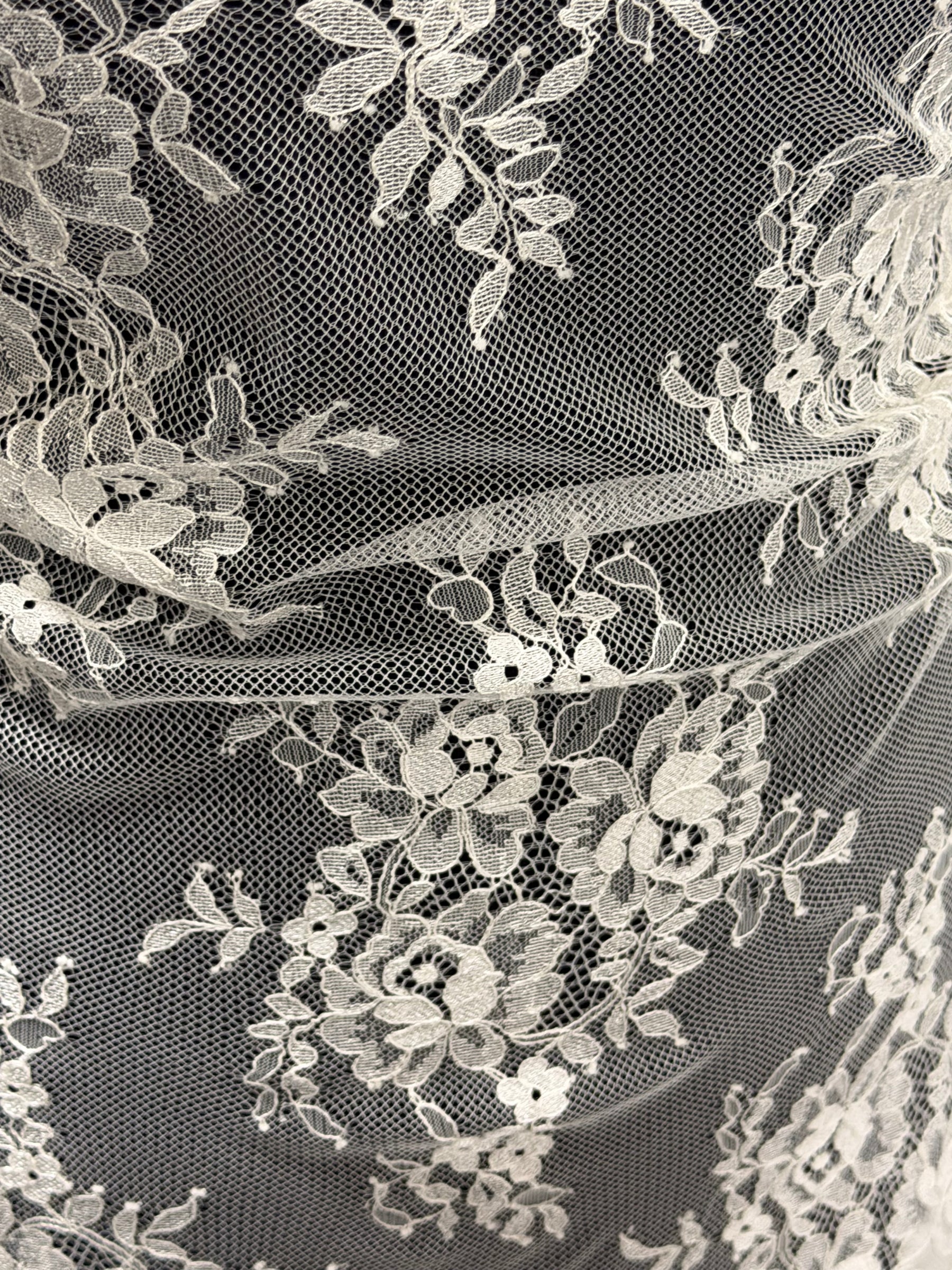 Ivory Raschel Lace - P393