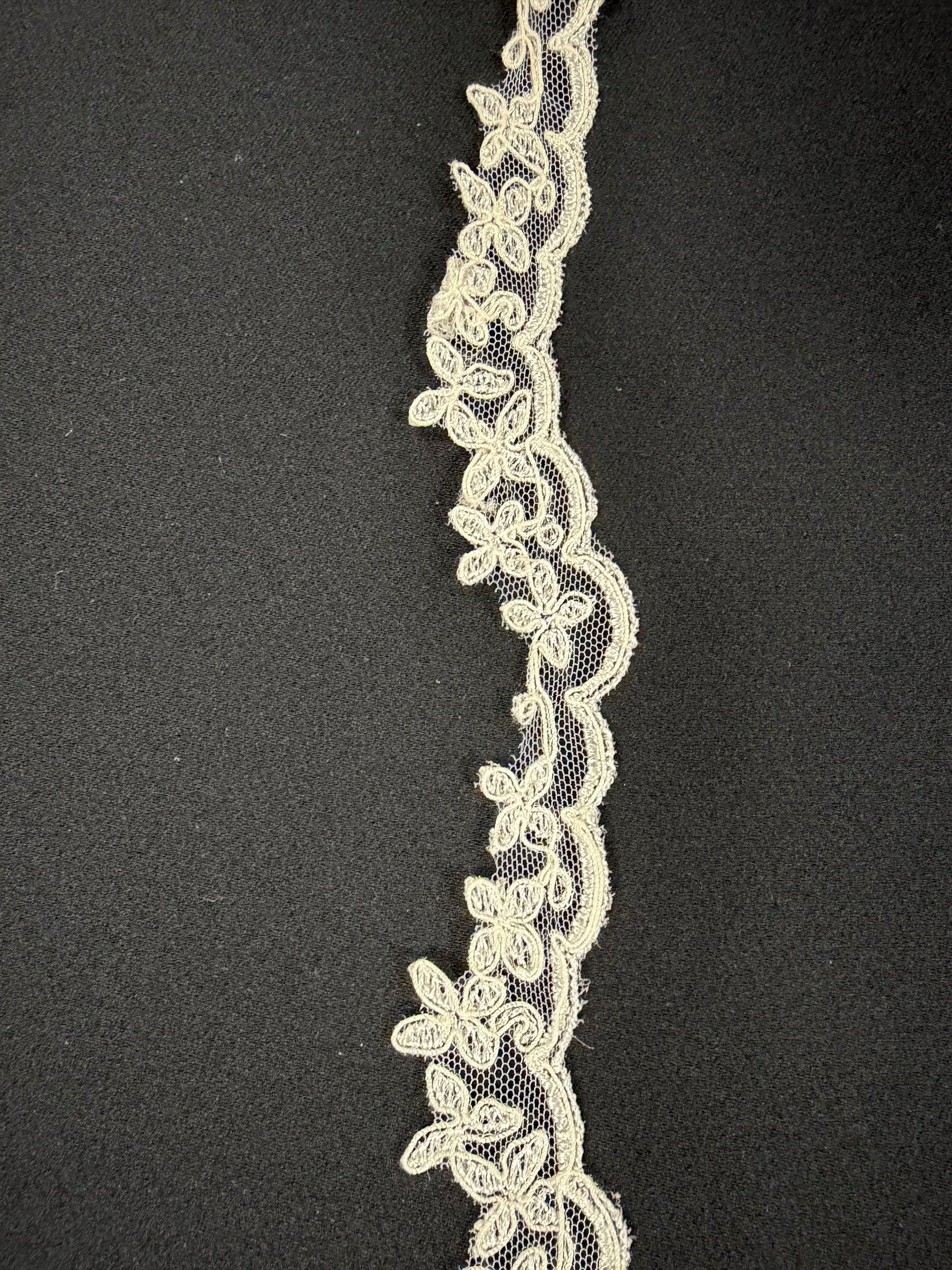 Elfenbeinfarbene Kordelspitzenborte - T88
