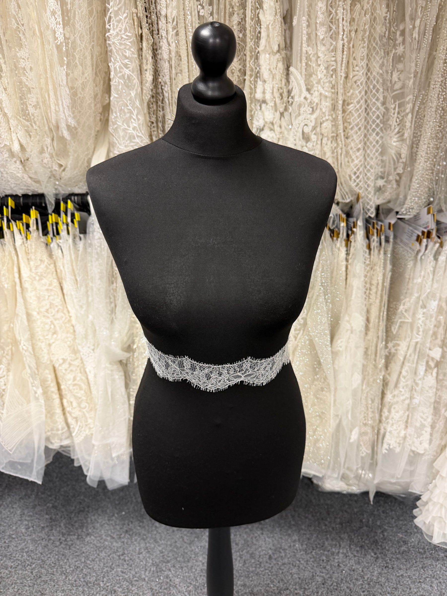 Ivory Chantilly Lace Trim - T439