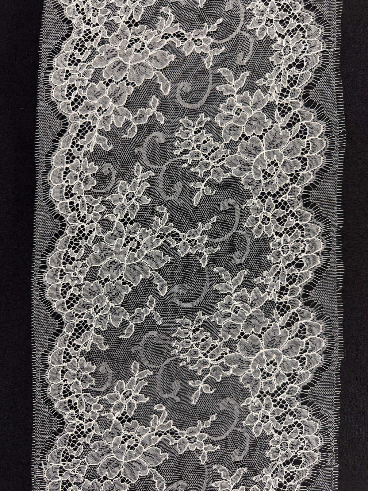 Elfenbeinfarbene Chantilly-Spitzenborte - T173