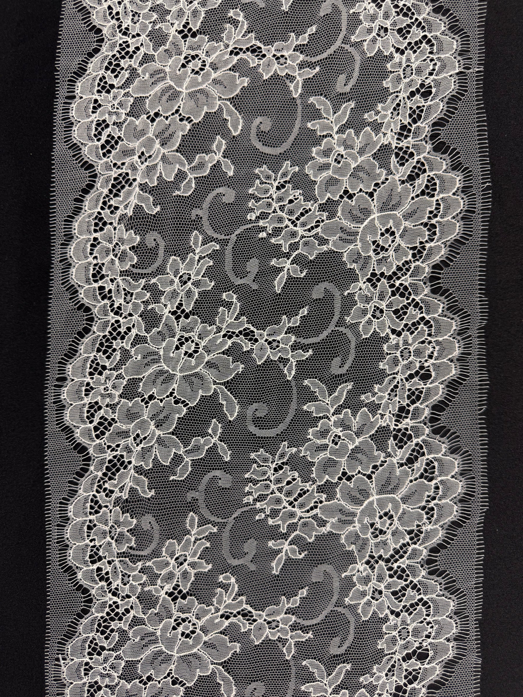 Elfenbeinfarbene Chantilly-Spitzenborte - T173