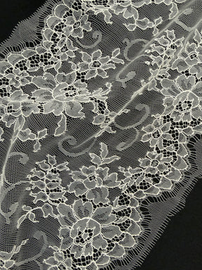 Elfenbeinfarbene Chantilly-Spitzenborte - T173