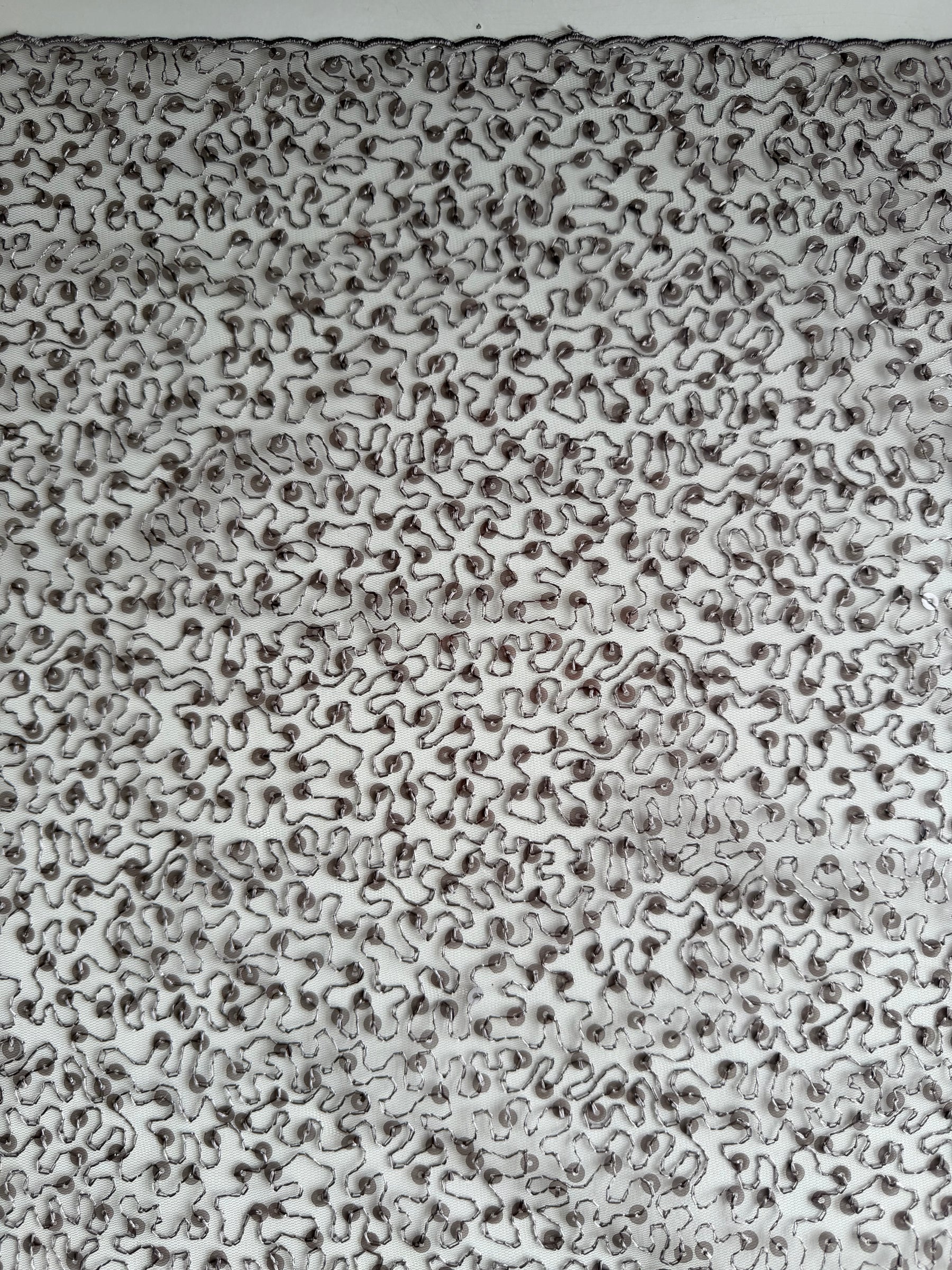 Taupefarbener, bestickter Paillettentüll – EB3001