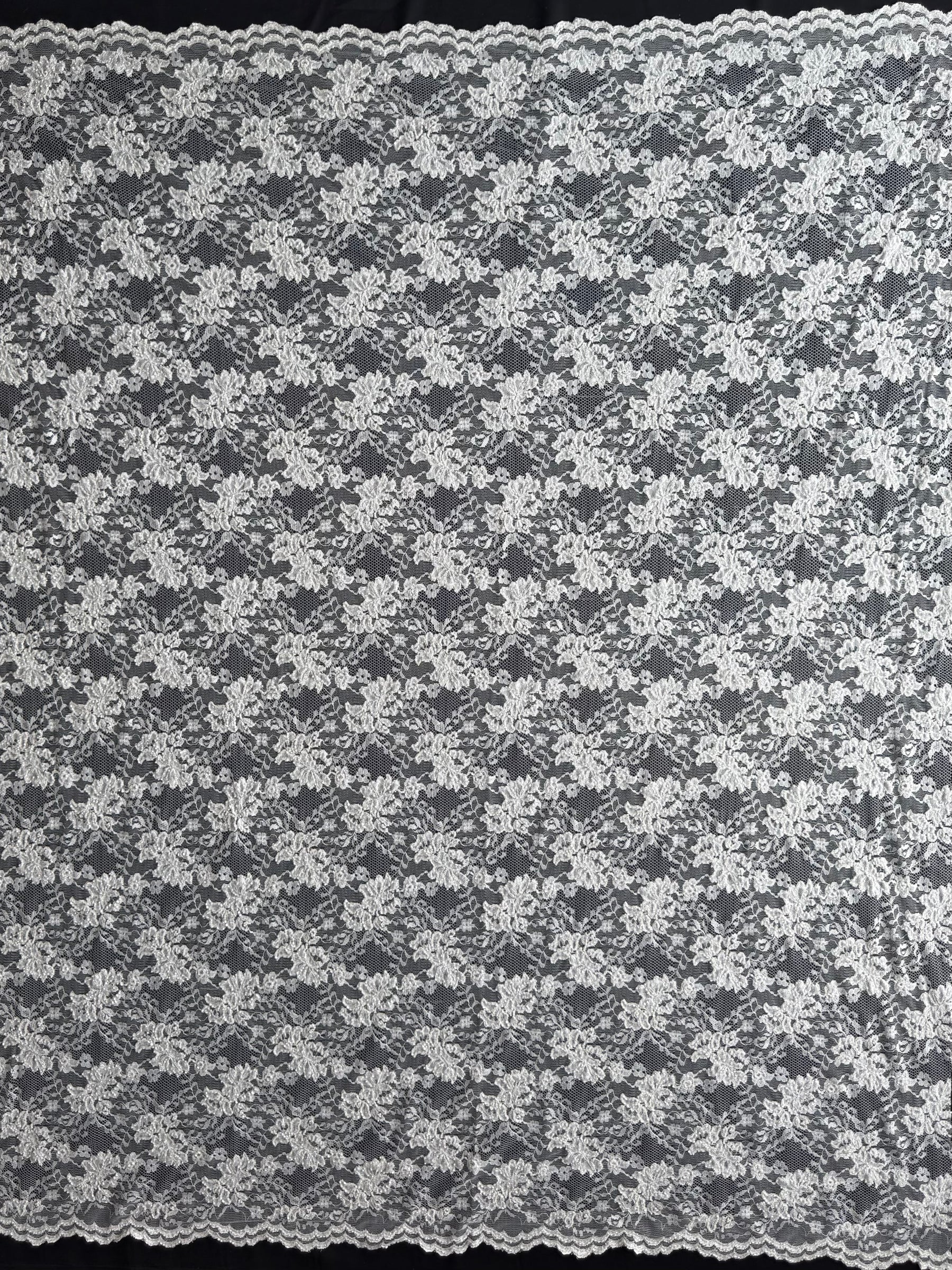 Dunkle elfenbeinfarbene Raschelspitze mit Perlen – P395