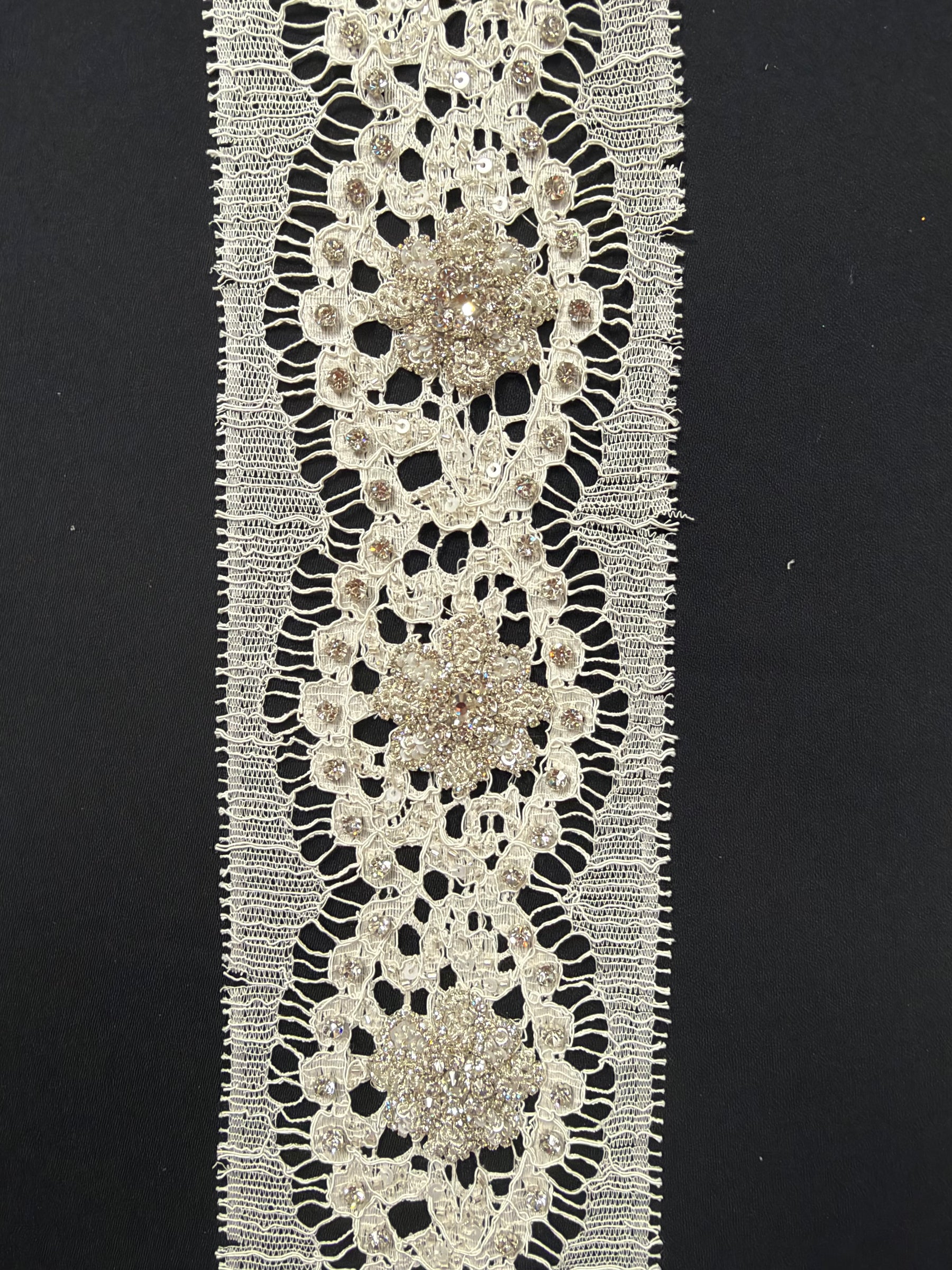 Elfenbein/Silber perlenbesetzter Chantilly-Kristallsaum - T262