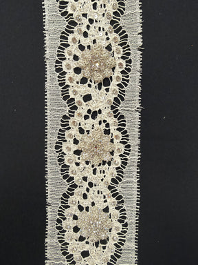 Elfenbein/Silber perlenbesetzter Chantilly-Kristallsaum - T262