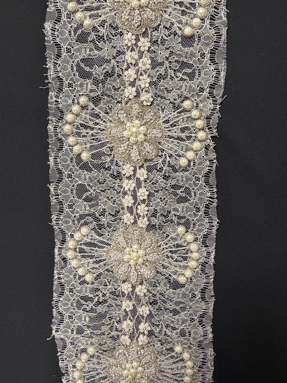 Elfenbeinfarbene Spitzenkante im French-Chantilly-Stil mit Kristallperlen - T264