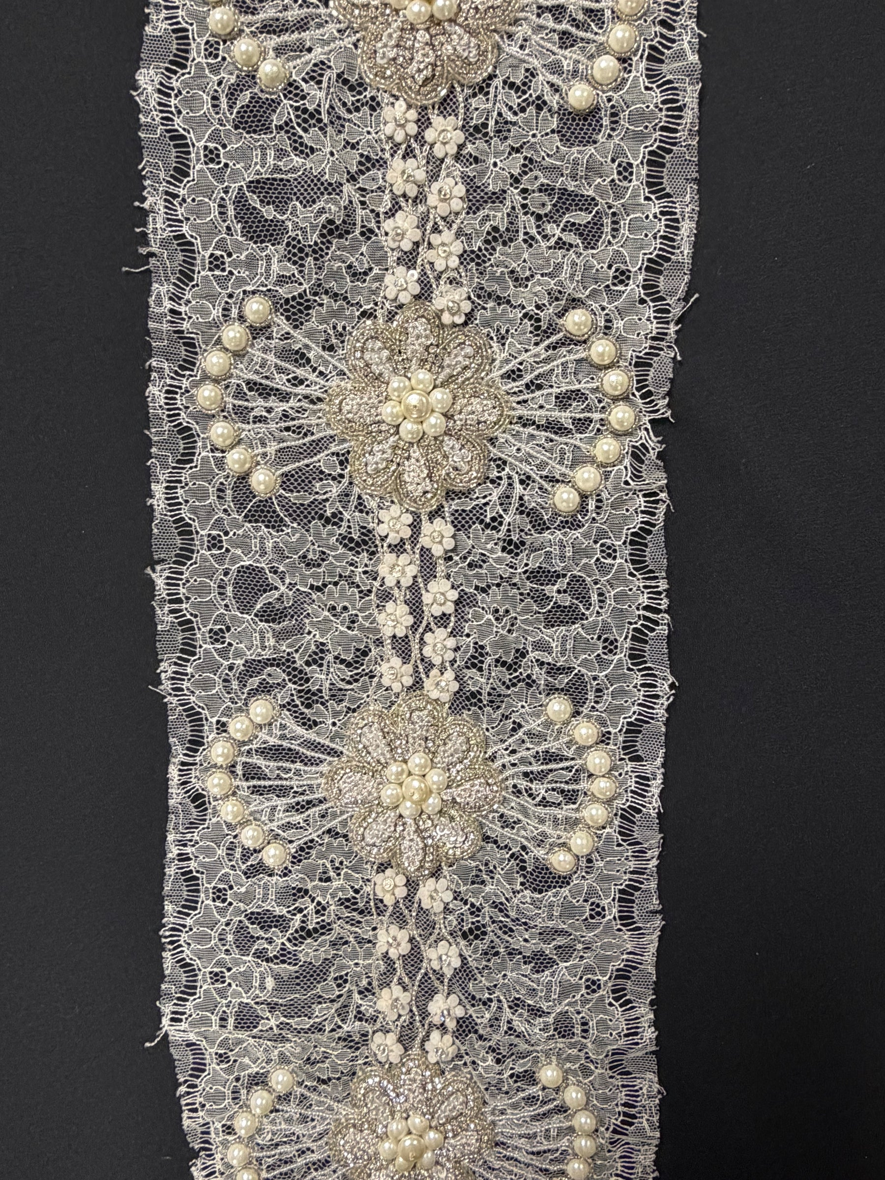 Elfenbeinfarbene Spitzenkante im French-Chantilly-Stil mit Kristallperlen - T264
