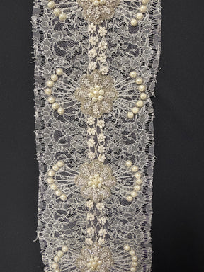 Elfenbeinfarbene Spitzenkante im French-Chantilly-Stil mit Kristallperlen - T264