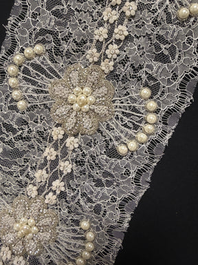 Elfenbeinfarbene Spitzenkante im French-Chantilly-Stil mit Kristallperlen - T264