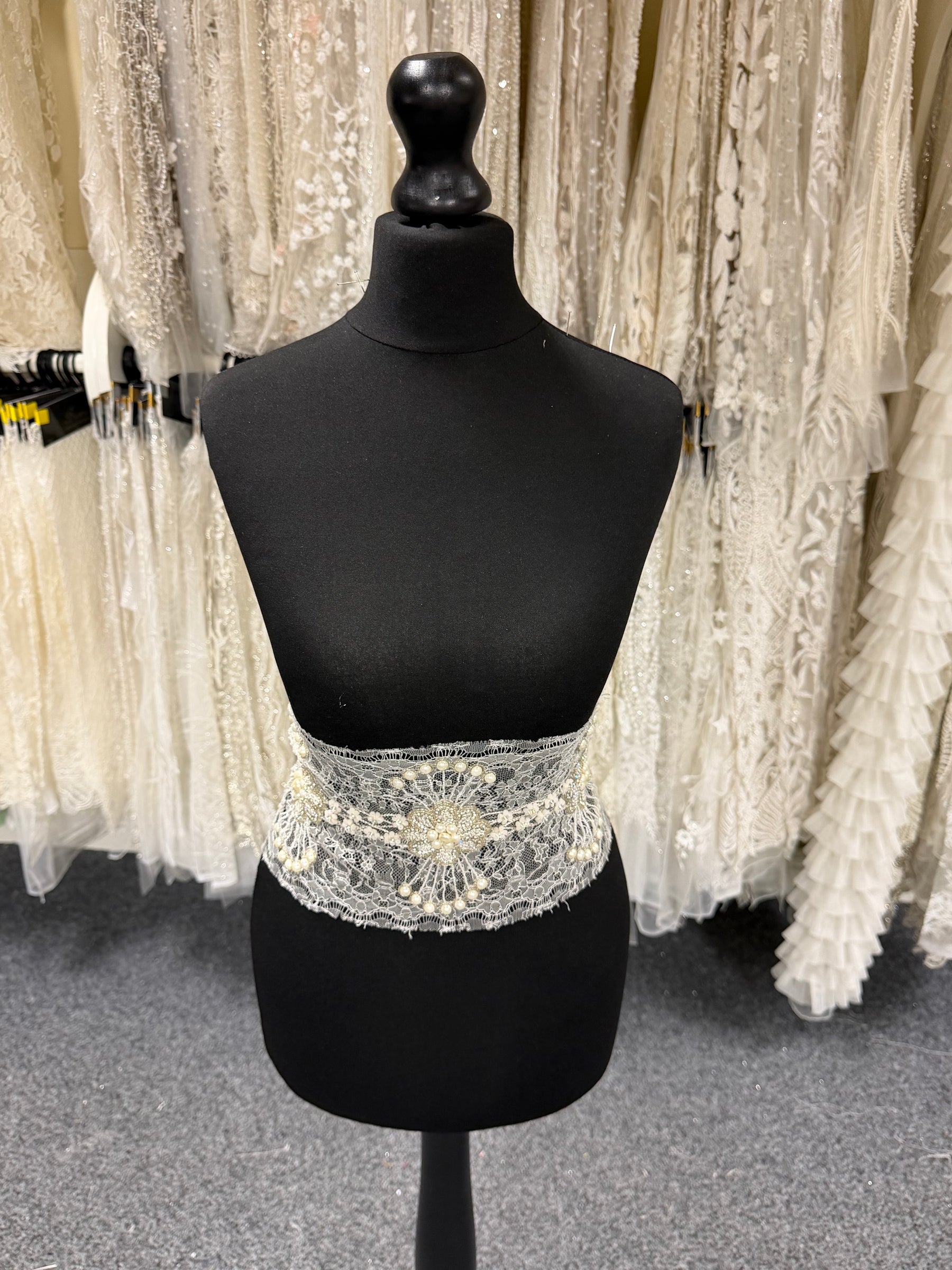Elfenbeinfarbene Spitzenkante im French-Chantilly-Stil mit Kristallperlen - T264