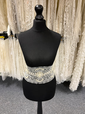 Elfenbeinfarbene Spitzenkante im French-Chantilly-Stil mit Kristallperlen - T264