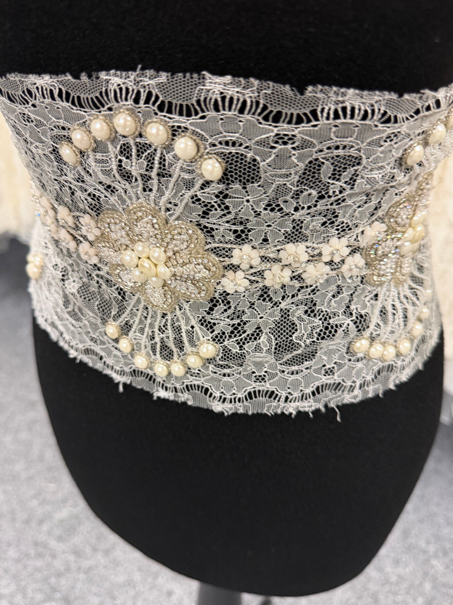 Elfenbeinfarbene Spitzenkante im French-Chantilly-Stil mit Kristallperlen - T264