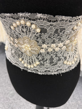 Elfenbeinfarbene Spitzenkante im French-Chantilly-Stil mit Kristallperlen - T264