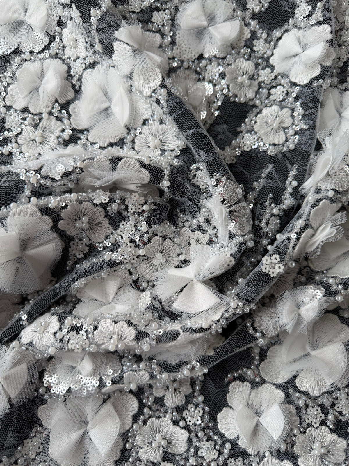 Elfenbeinfarbener, 3D-bestickter Tüll mit Perlen - EB1106
