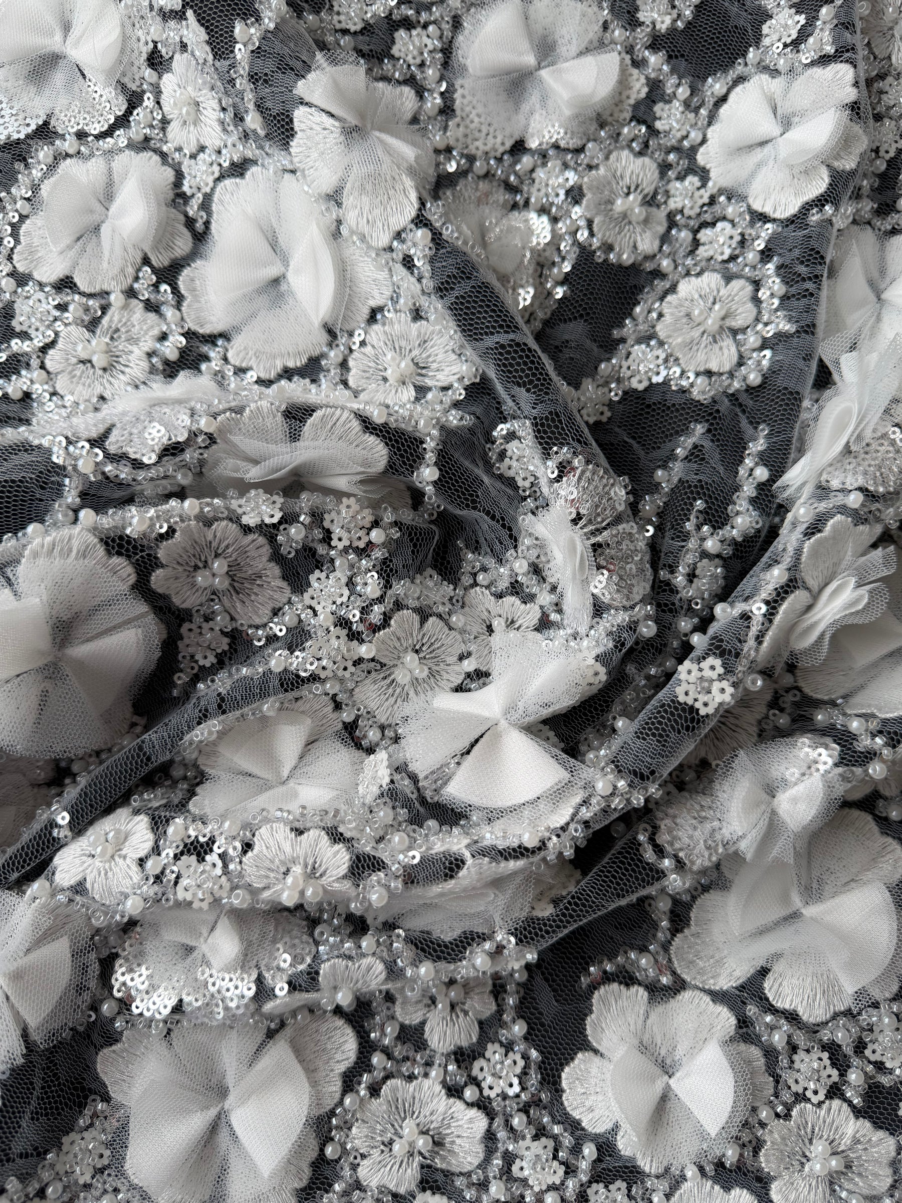 Elfenbeinfarbener, 3D-bestickter Tüll mit Perlen - EB1106