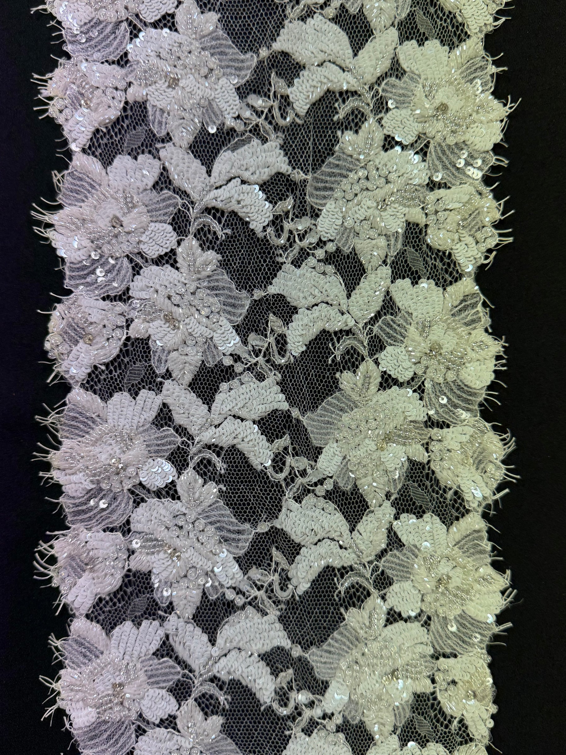 Elfenbein/Silber indische Perlen-Pailletten-Borte - T451