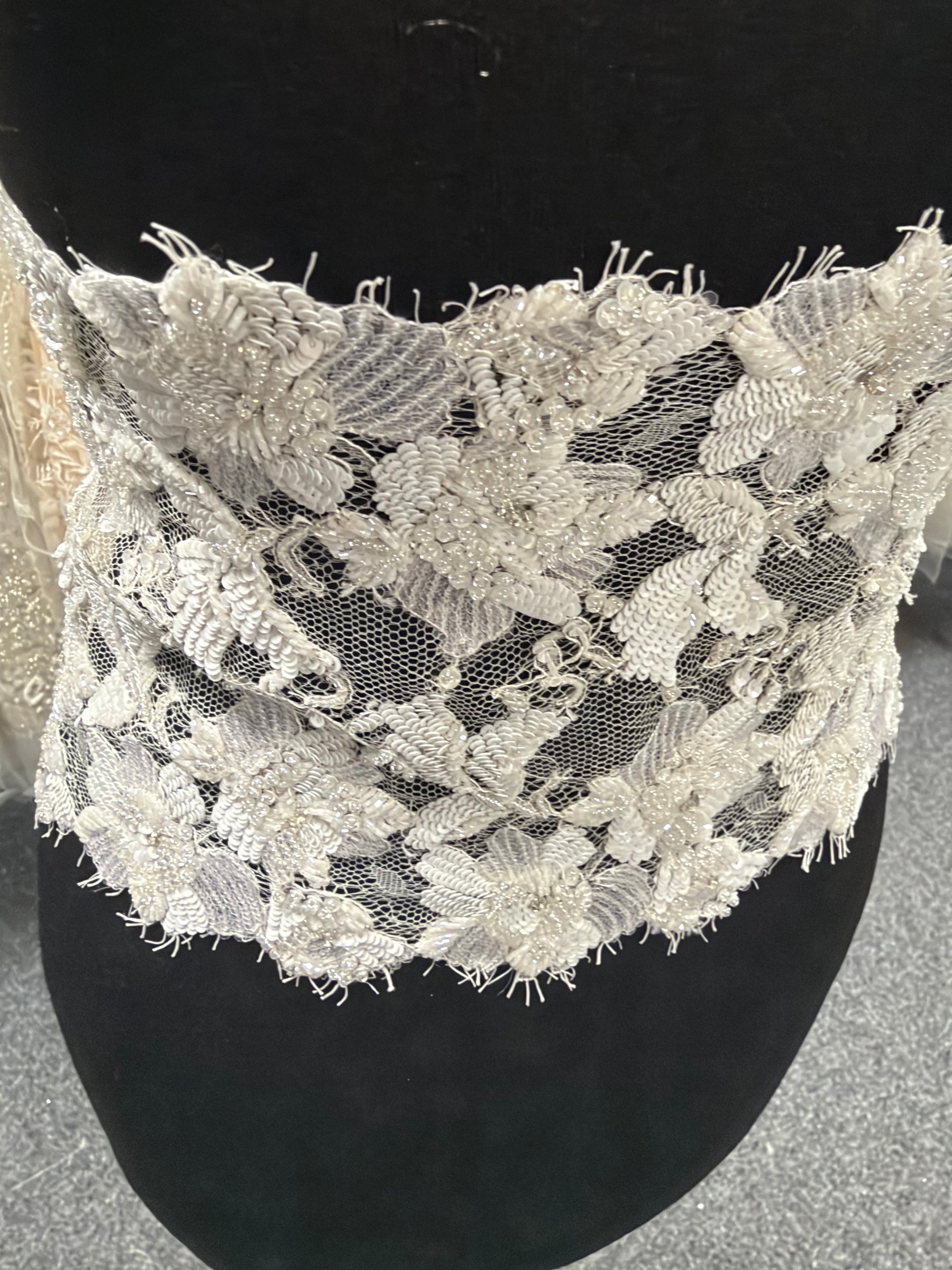 Elfenbein/Silber indische Perlen-Pailletten-Borte - T451