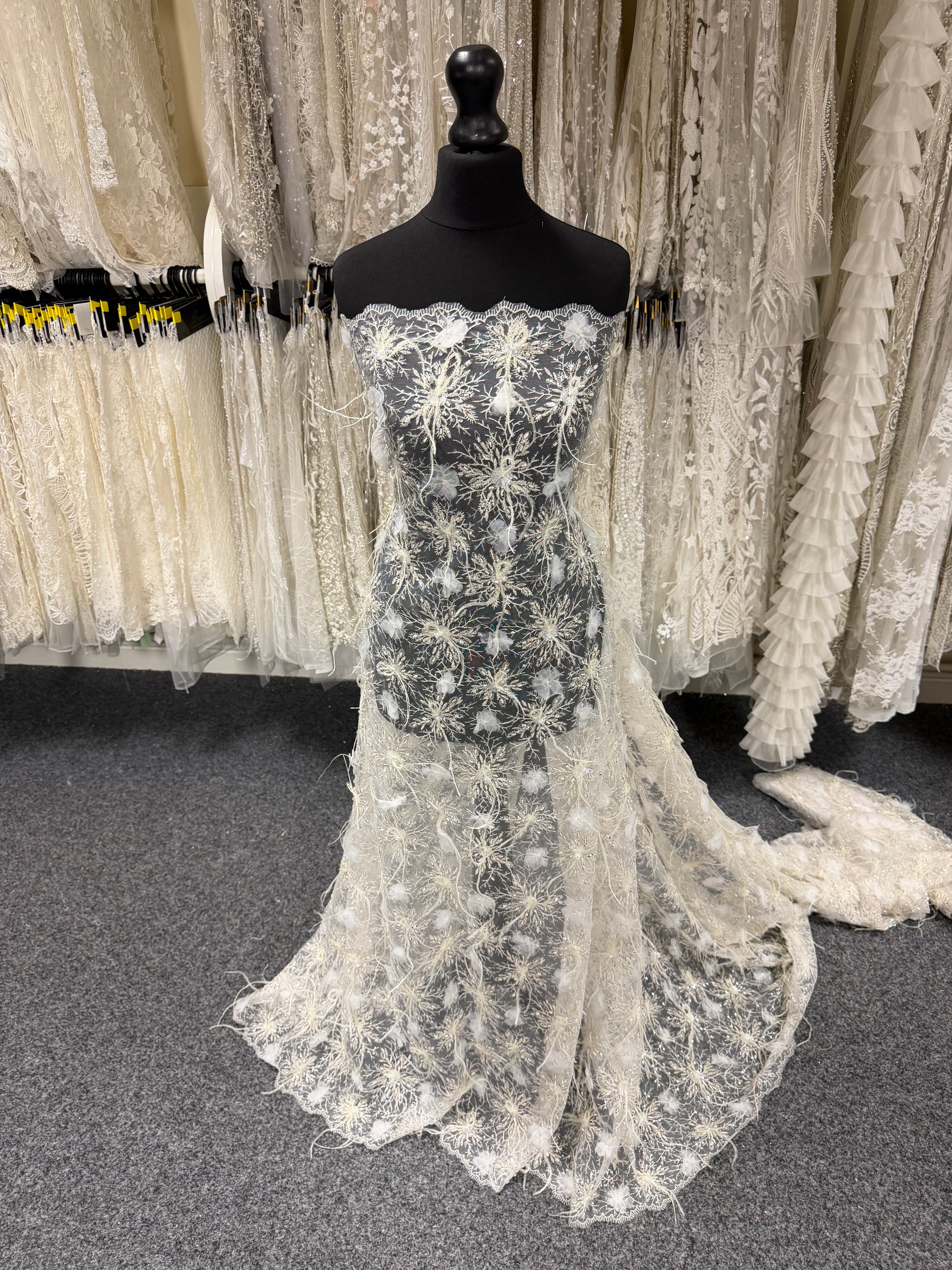 Ivory Feather Lace - P589