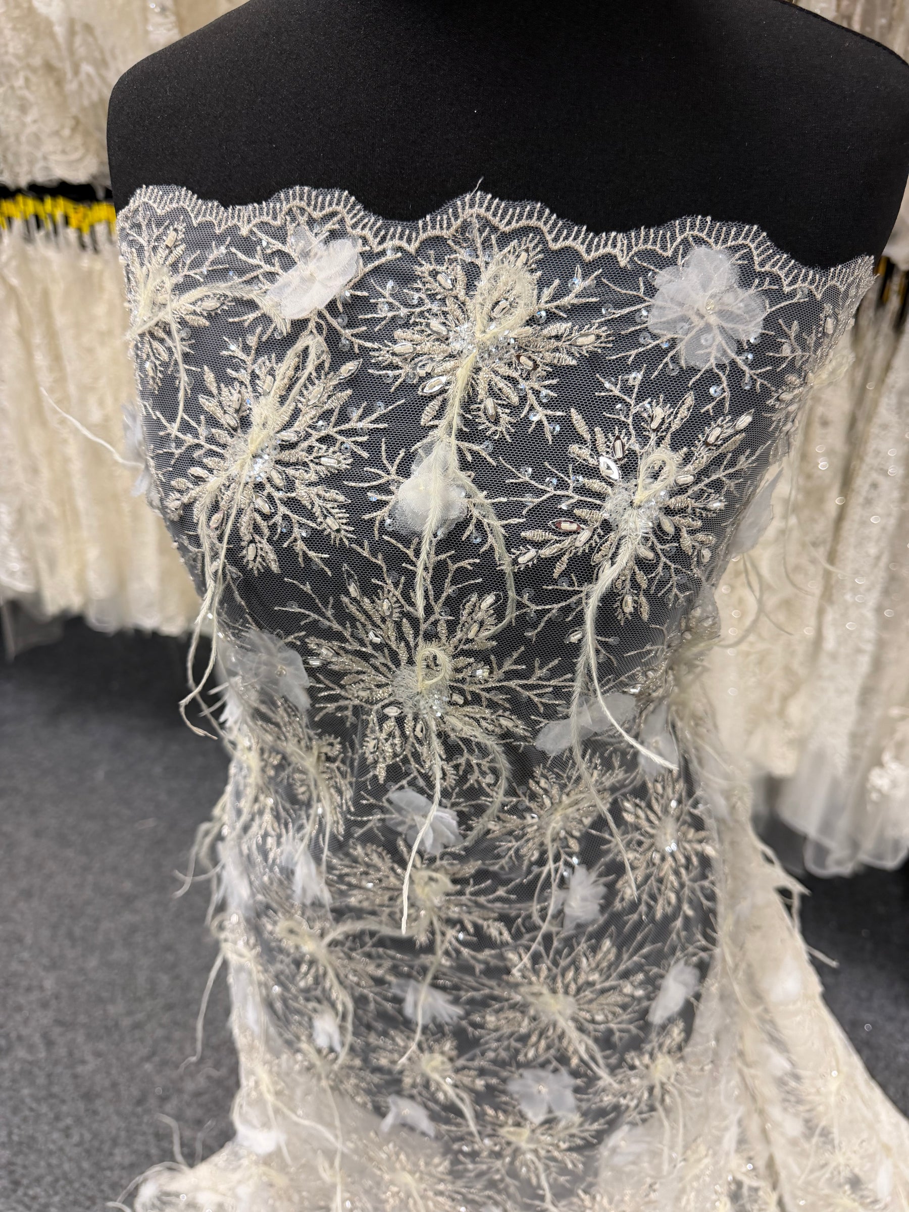 Ivory Feather Lace - P589