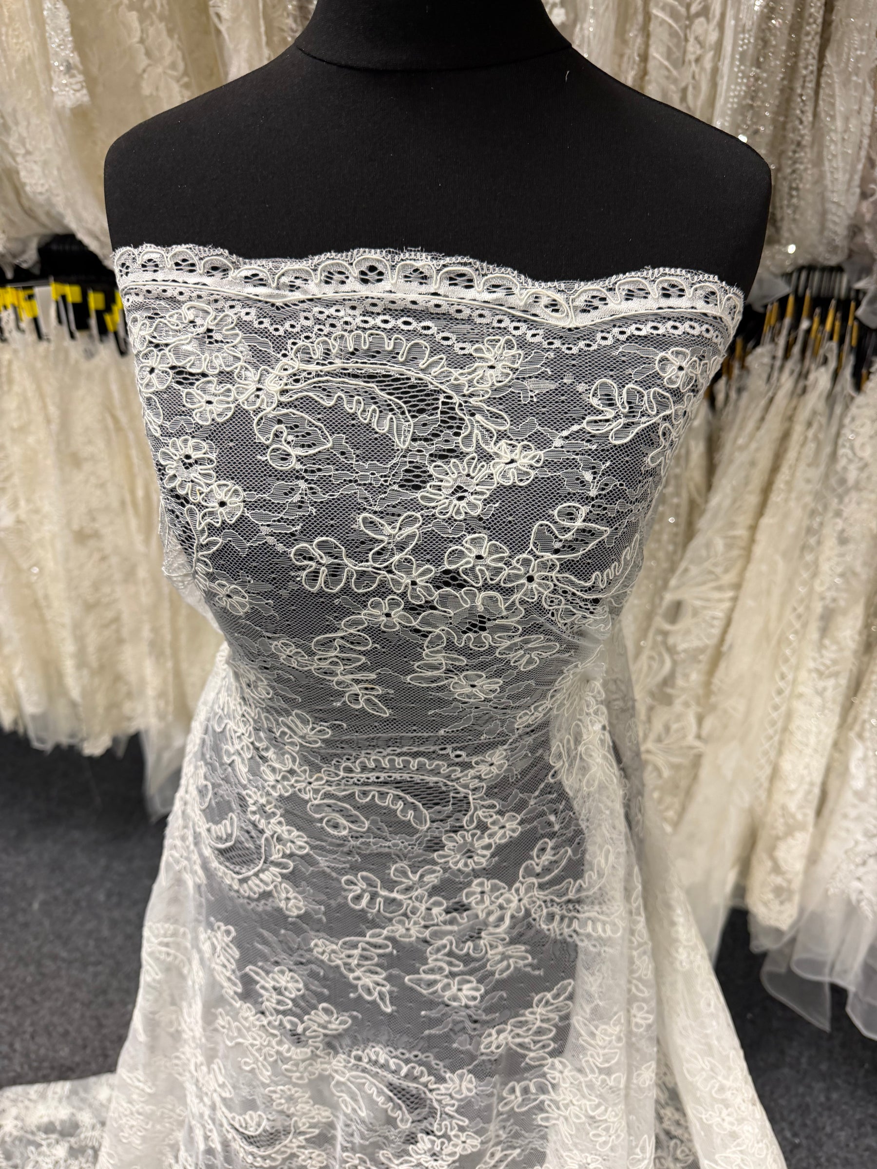 Pale Ivory Corded Lace - P902