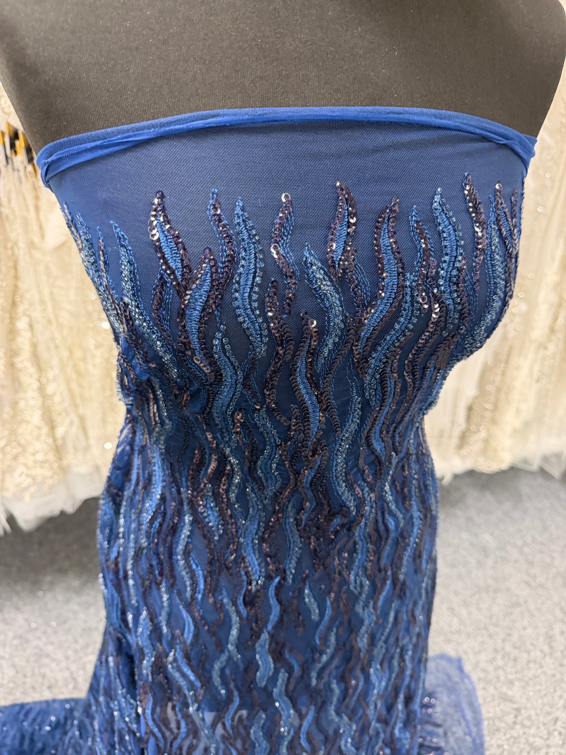 Neues marineblaues, besticktes Perltüll - EB1089