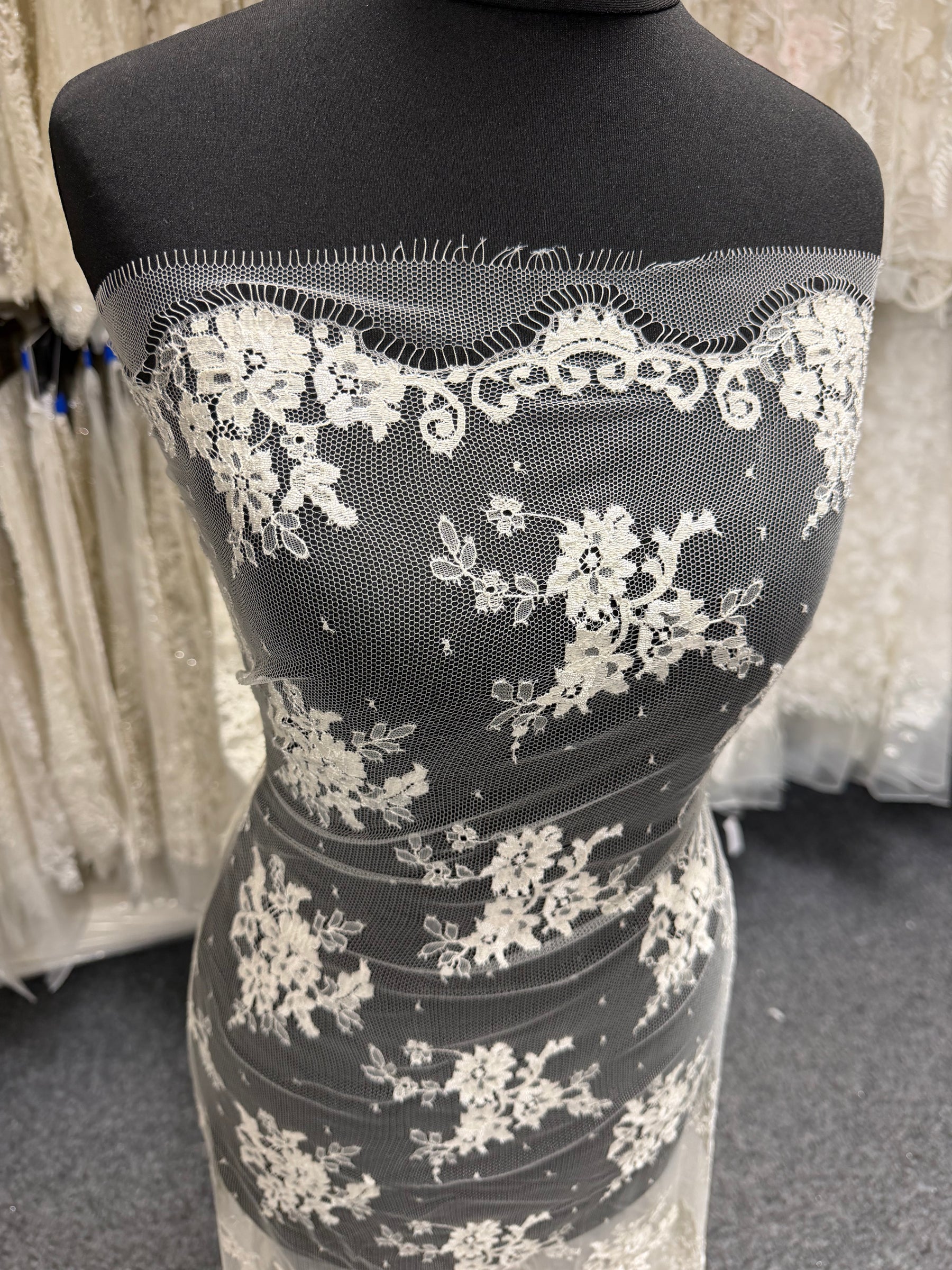Ivory Chantilly Lace - P292
