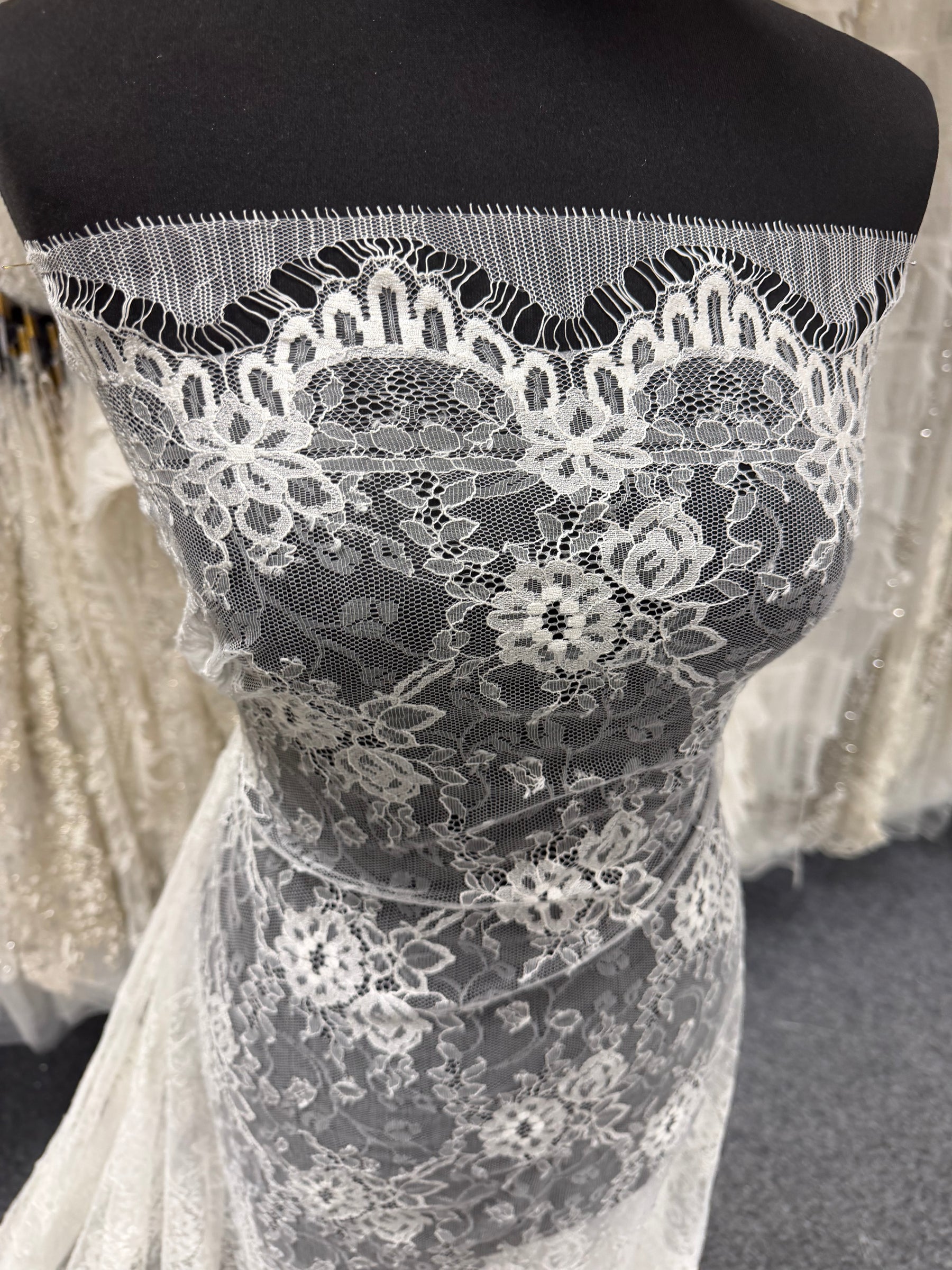 Ivory Chantilly Lace - P726