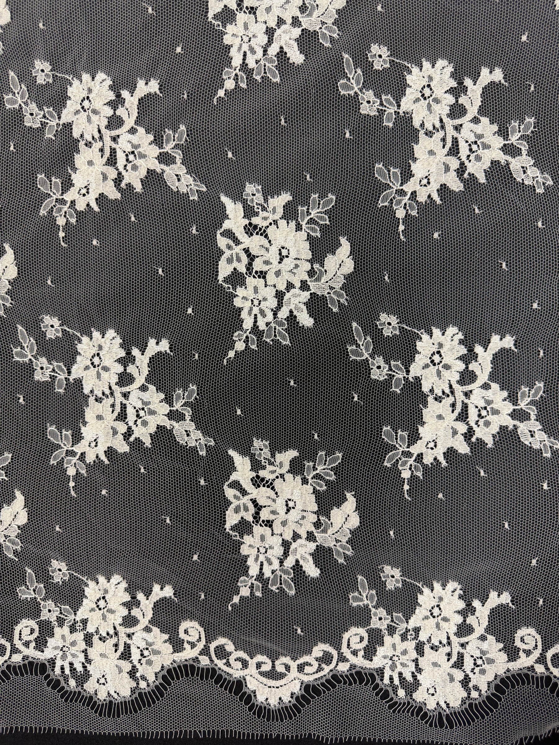 Ivory Chantilly Lace - P292