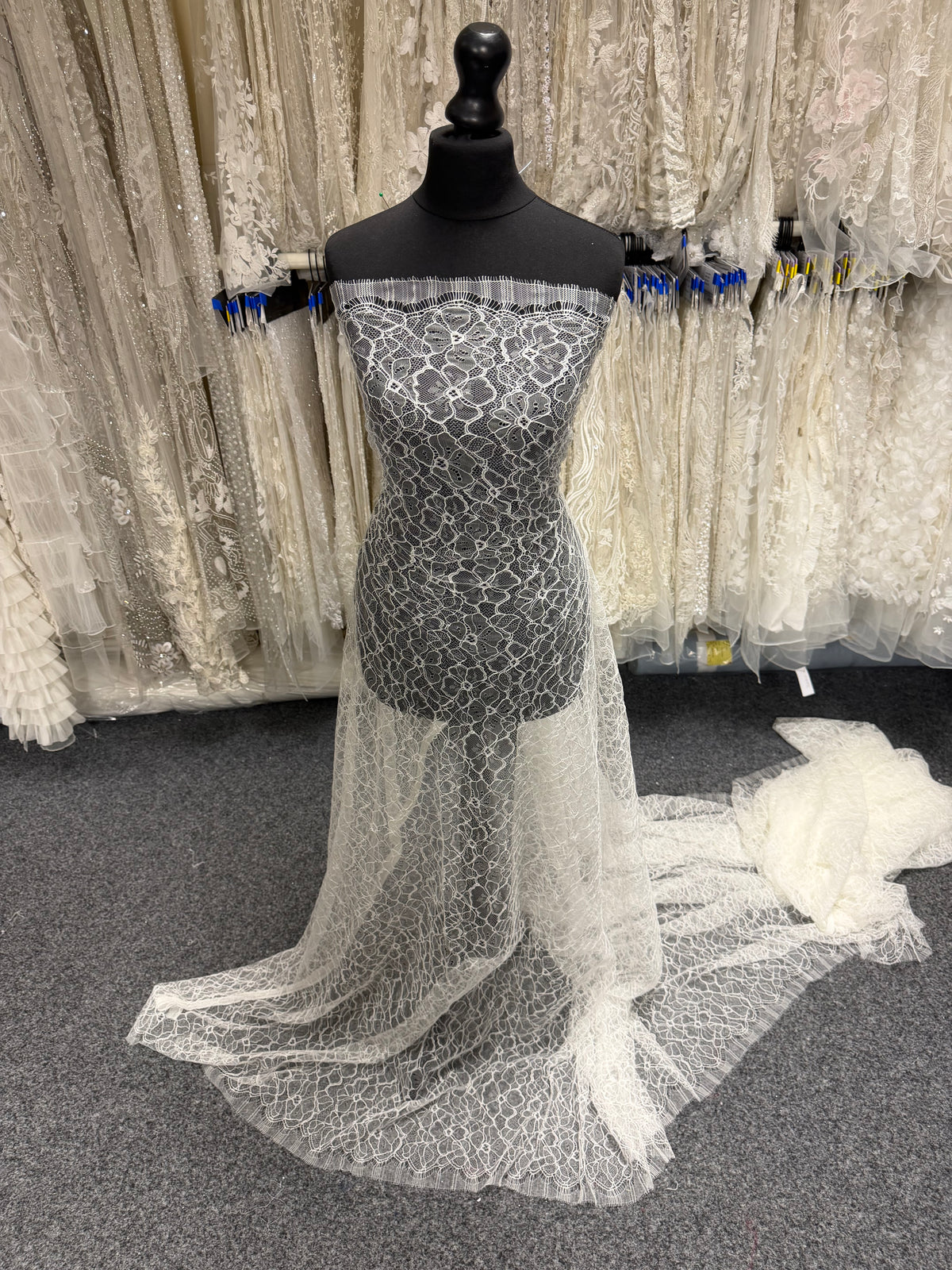 Ivory Corded Chantilly Lace - P727