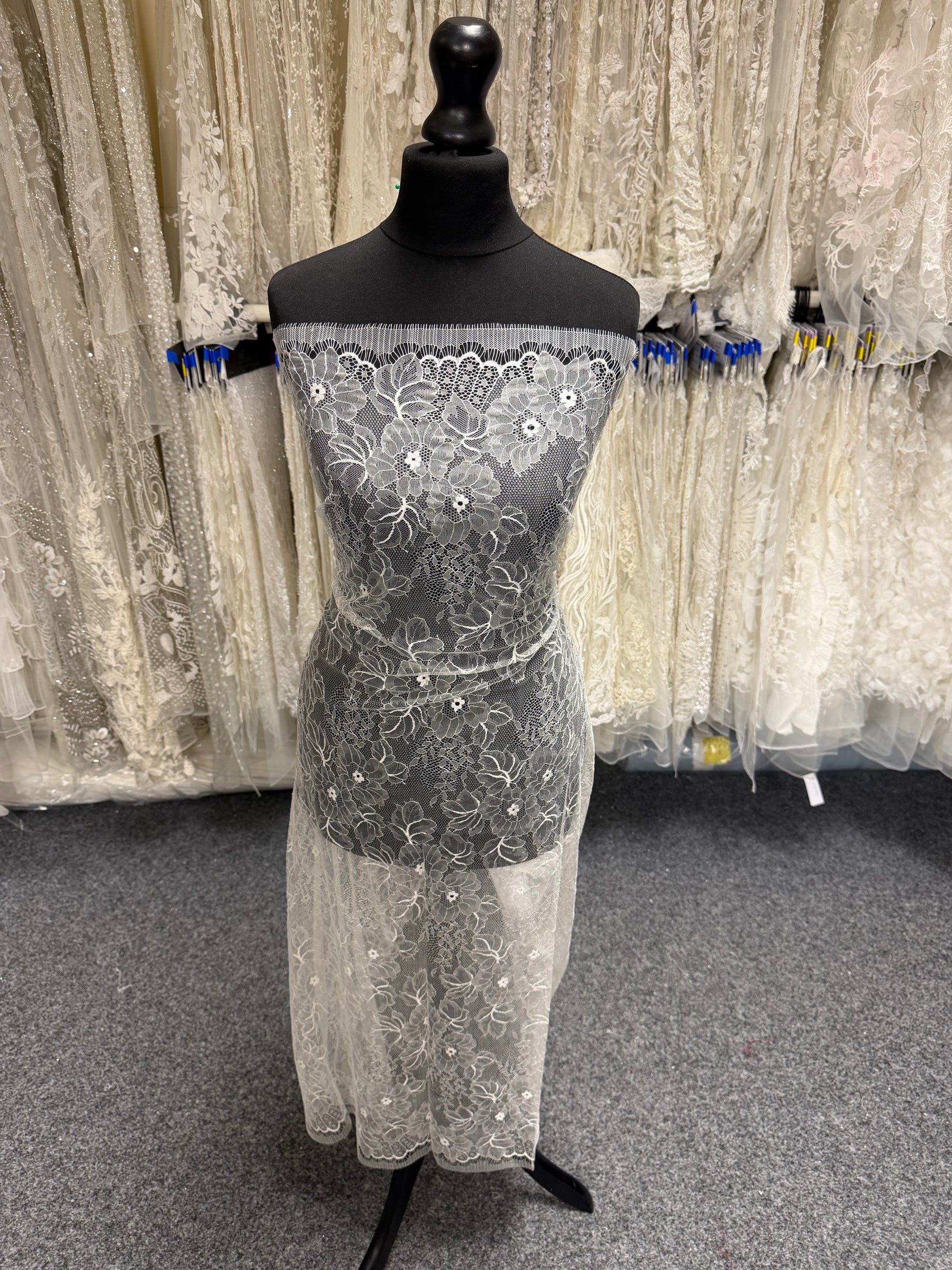 Ivory Leavers Lace - P730