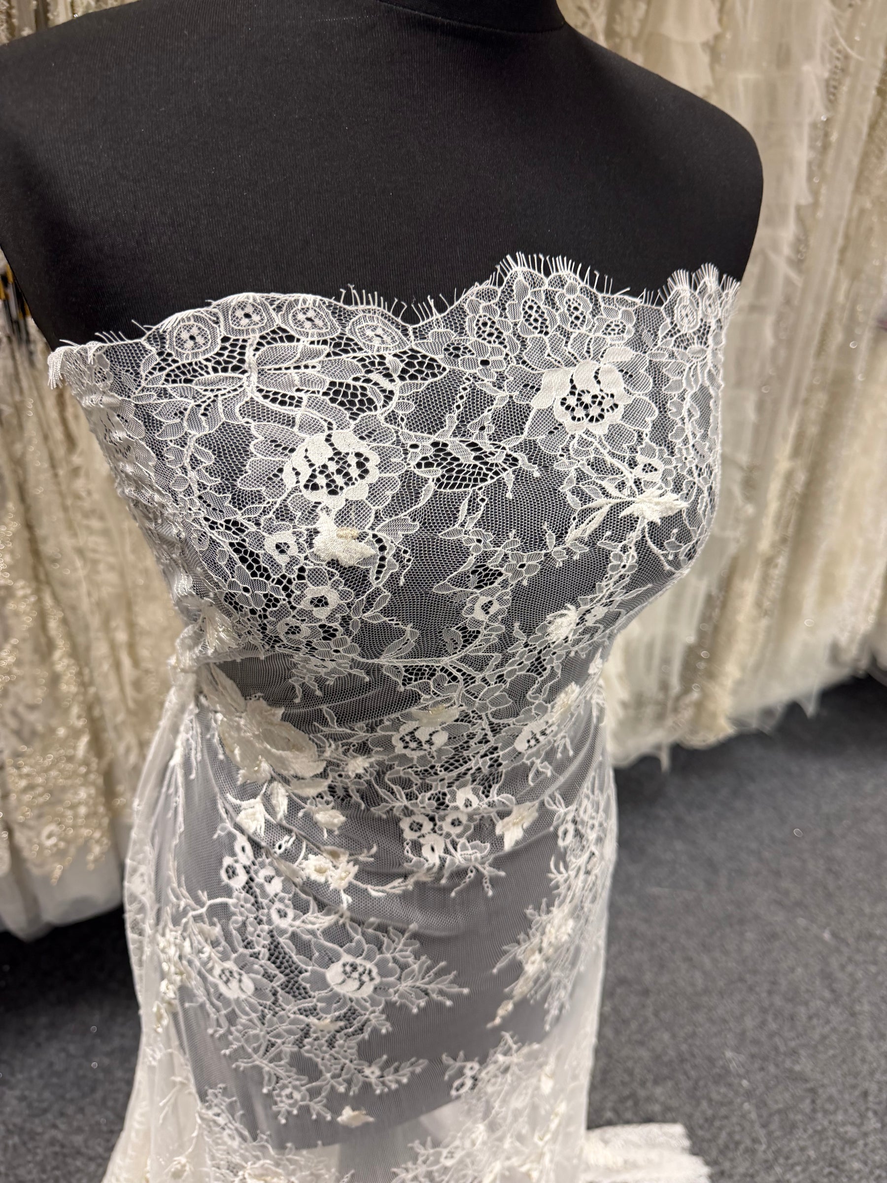 Ivory Embroidered Chantilly Lace - P872