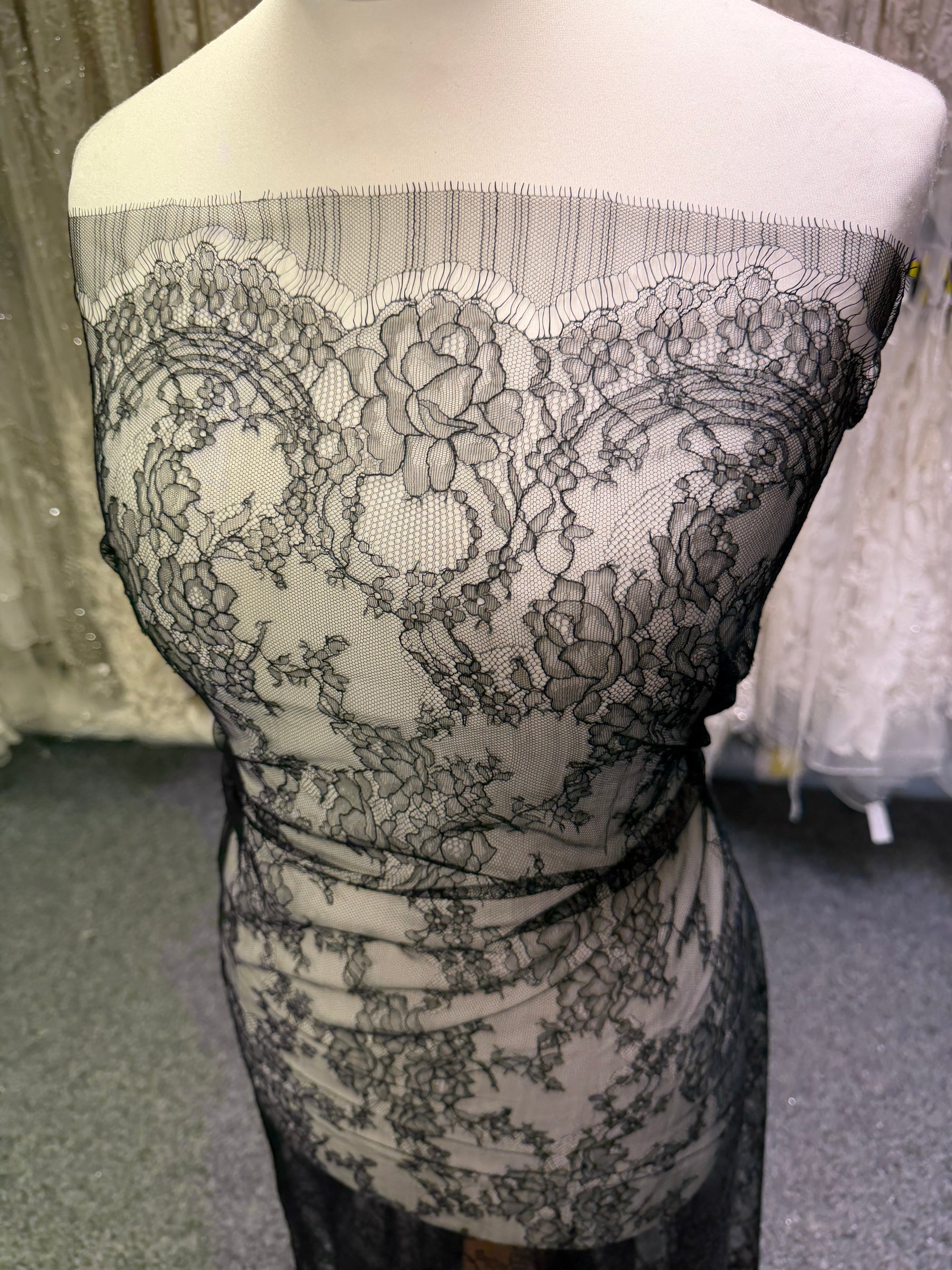Black Chantilly Lace - P725