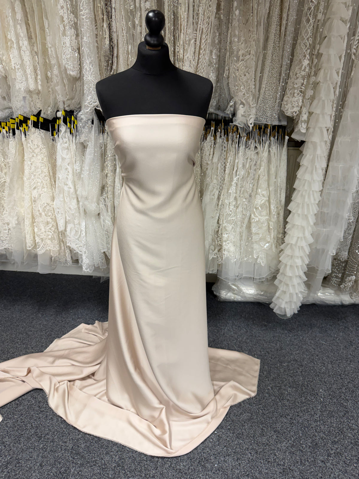Champagnerfarbener Polyester-Krepp mit Satinrückseite – Nostalgic