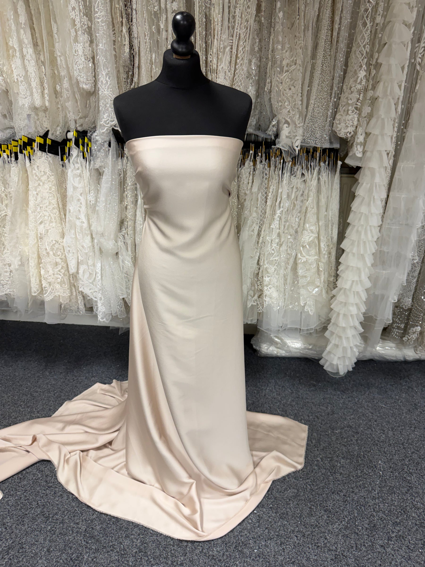 Champagnerfarbener Polyester-Krepp mit Satinrückseite – Nostalgic