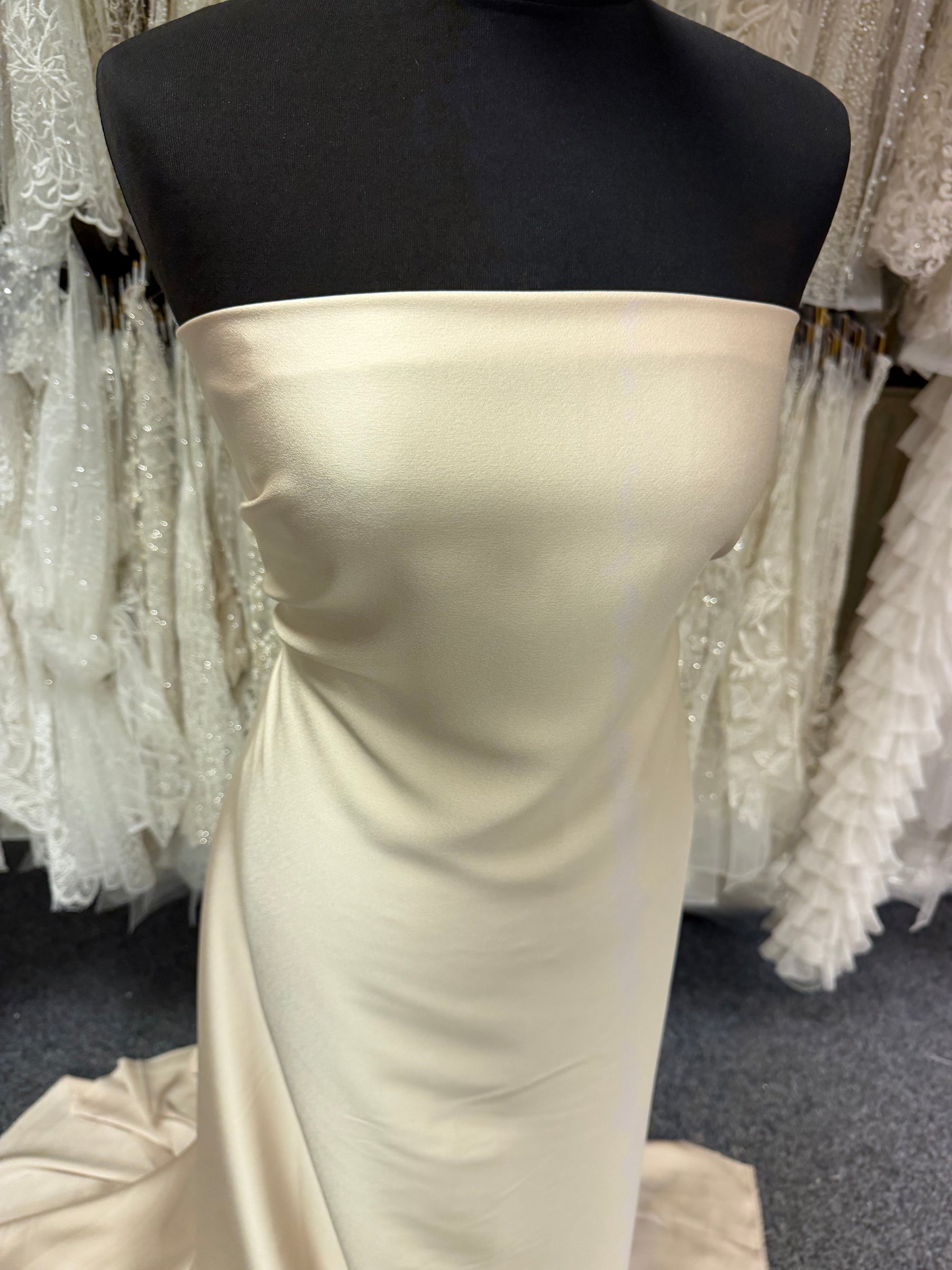 Champagnerfarbener Polyester-Krepp mit Satinrückseite – Nostalgic