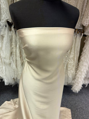 Champagnerfarbener Polyester-Krepp mit Satinrückseite – Nostalgic