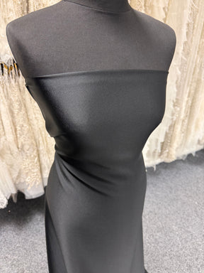 Schwarzer Polyester-Krepp mit Satinrücken – Nostalgic